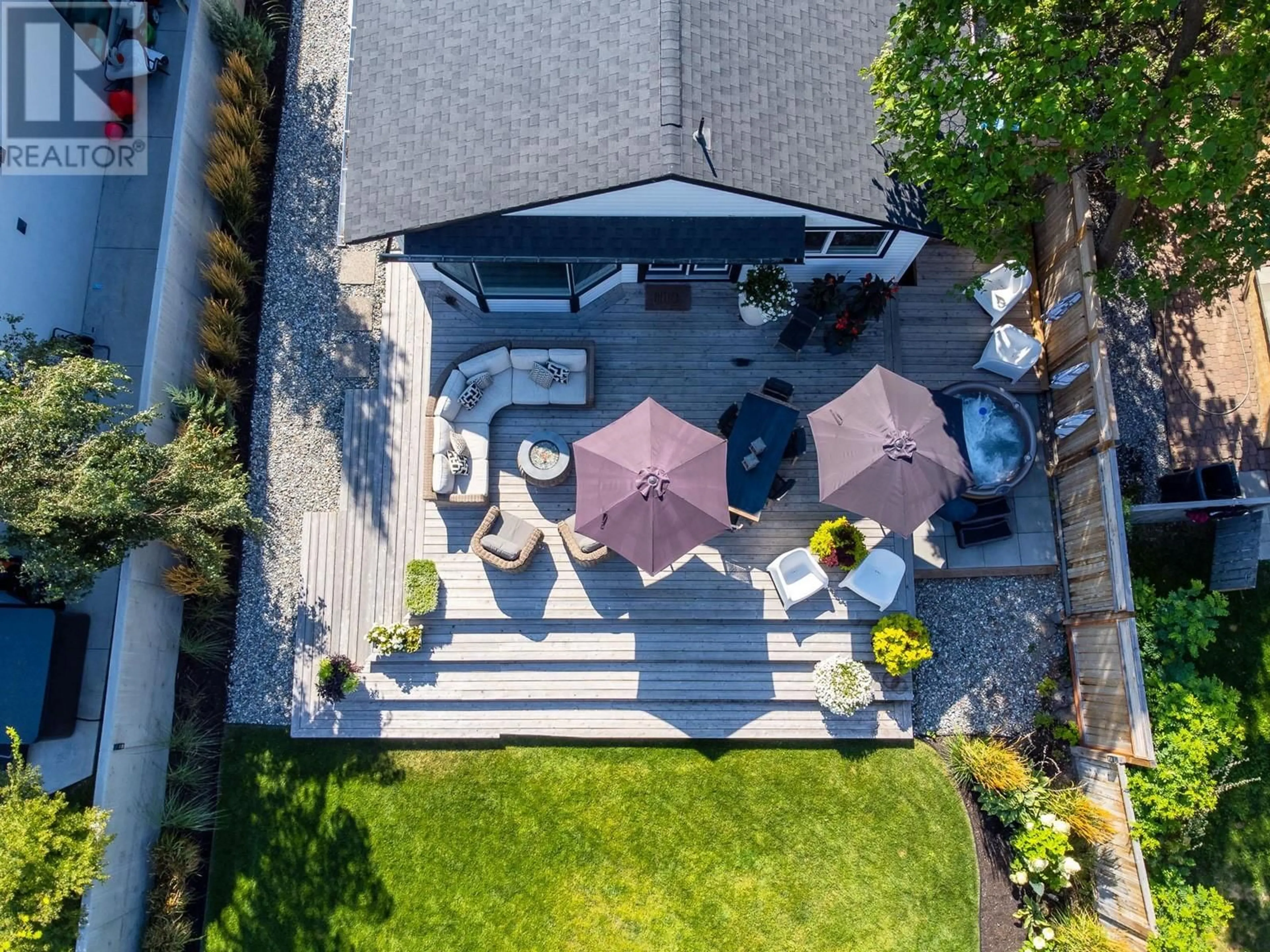 A pic from outside/outdoor area/front of a property/back of a property/a pic from drone, street for 832 MANHATTAN DRIVE, Kelowna British Columbia V1Y1H5