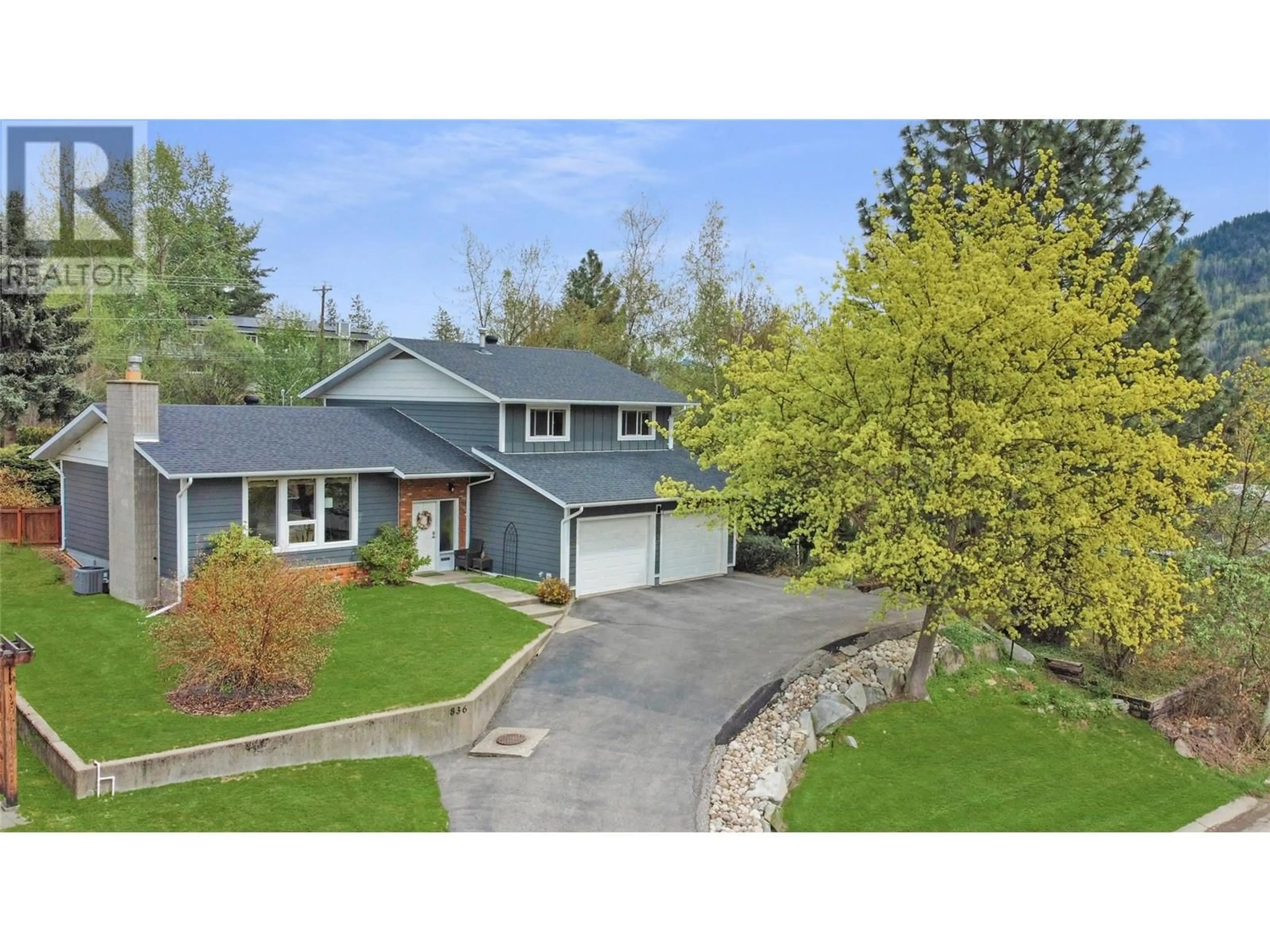A pic from outside/outdoor area/front of a property/back of a property/a pic from drone, street for 836 BURNS AVENUE, Warfield British Columbia V1R2G1