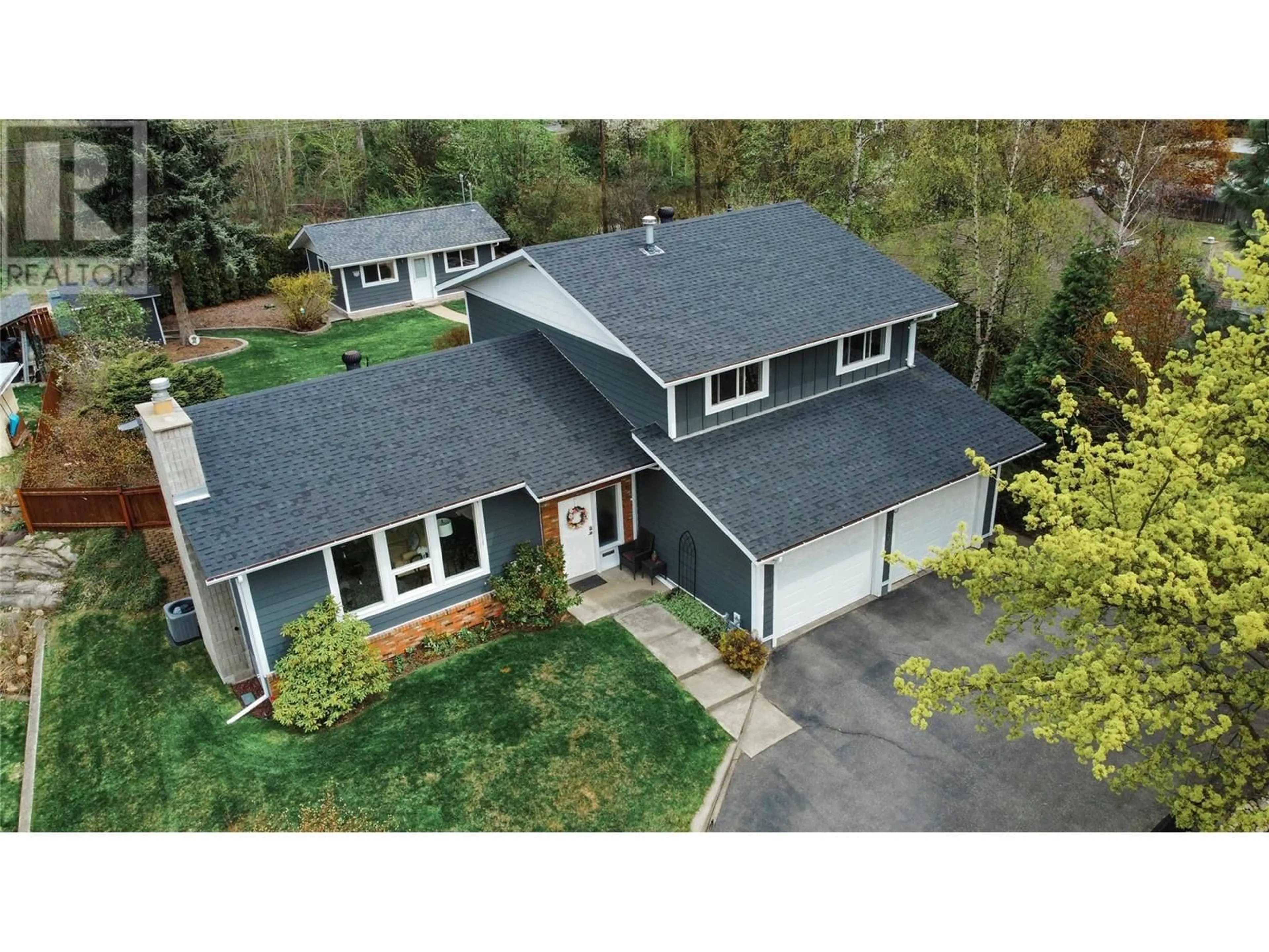 A pic from outside/outdoor area/front of a property/back of a property/a pic from drone, street for 836 BURNS AVENUE, Warfield British Columbia V1R2G1