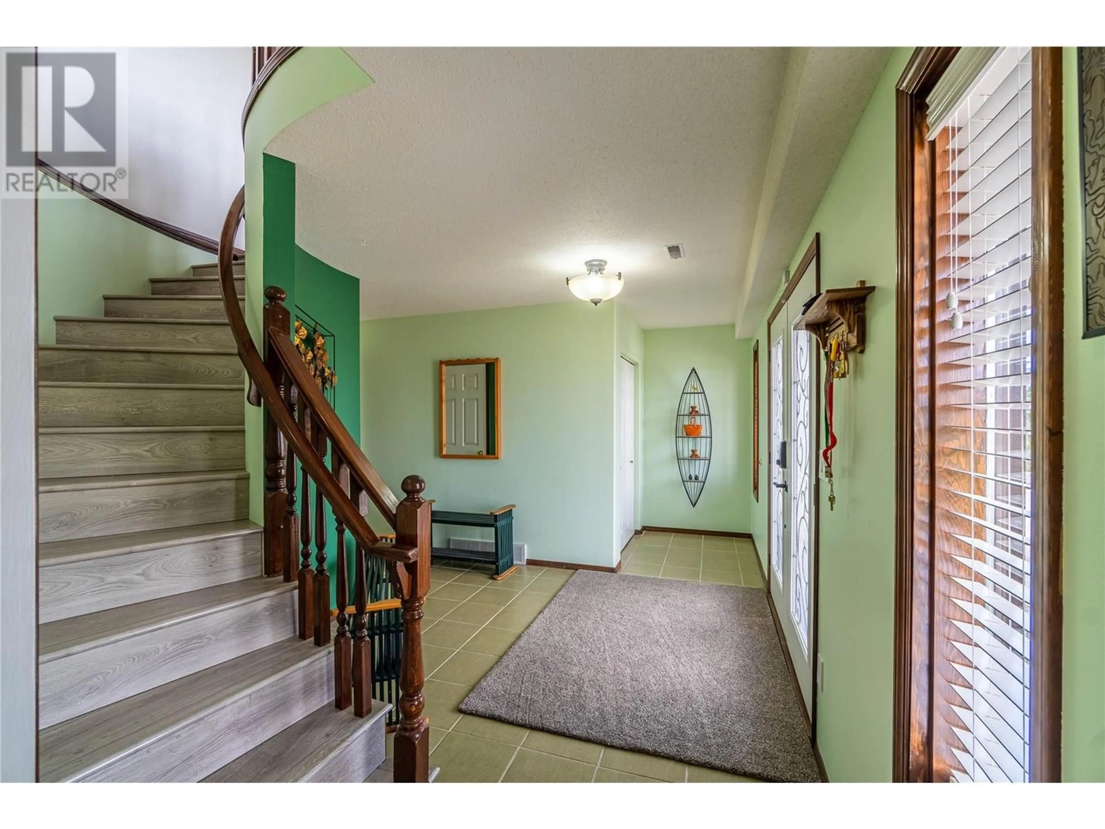 Indoor foyer for 457 GLENEAGLES DRIVE, Kamloops British Columbia V2E1Y4