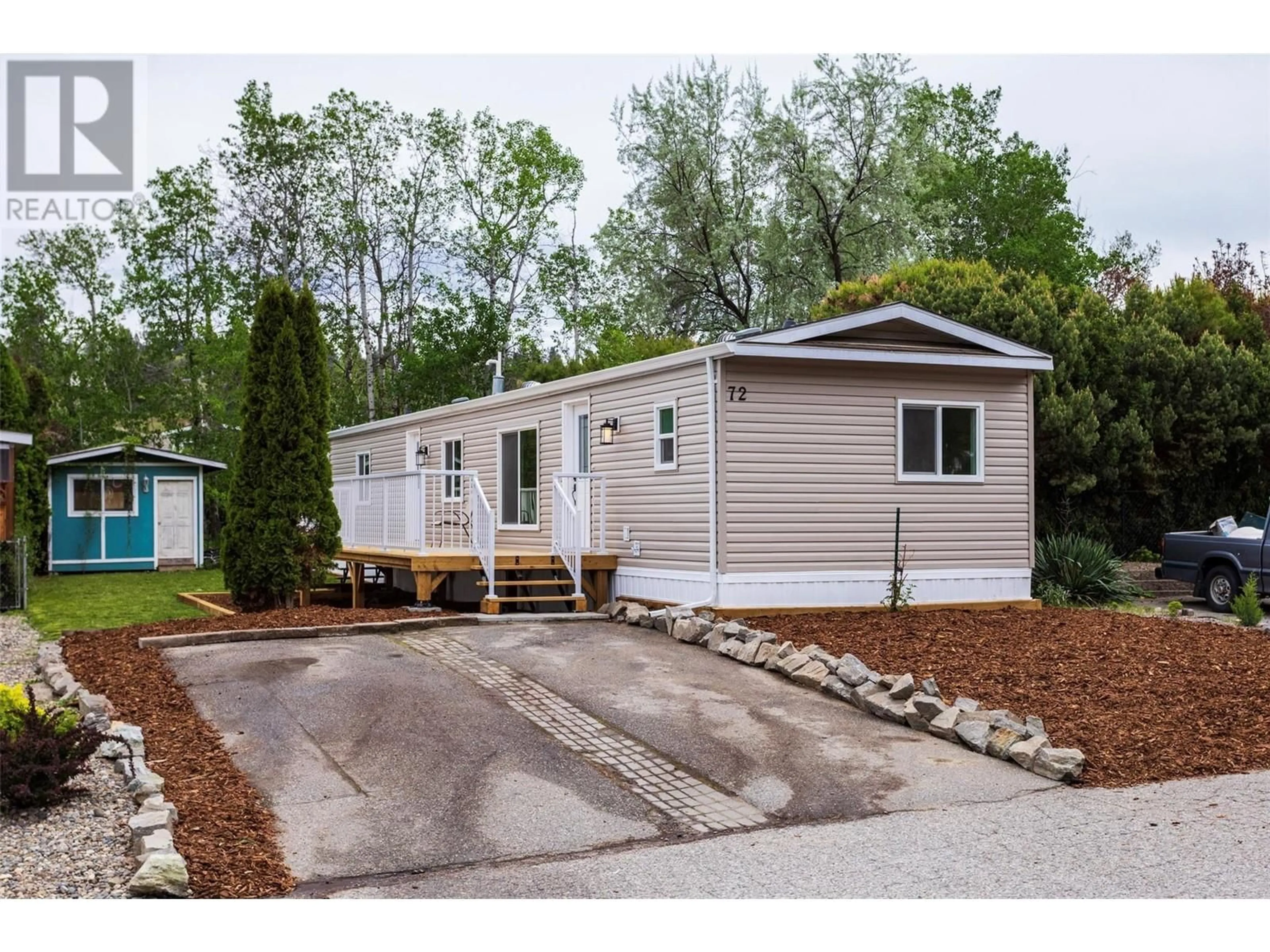 Home with vinyl exterior material, street for 72 - 1525 WESTSIDE ROAD, Kelowna British Columbia V1Z3Y3