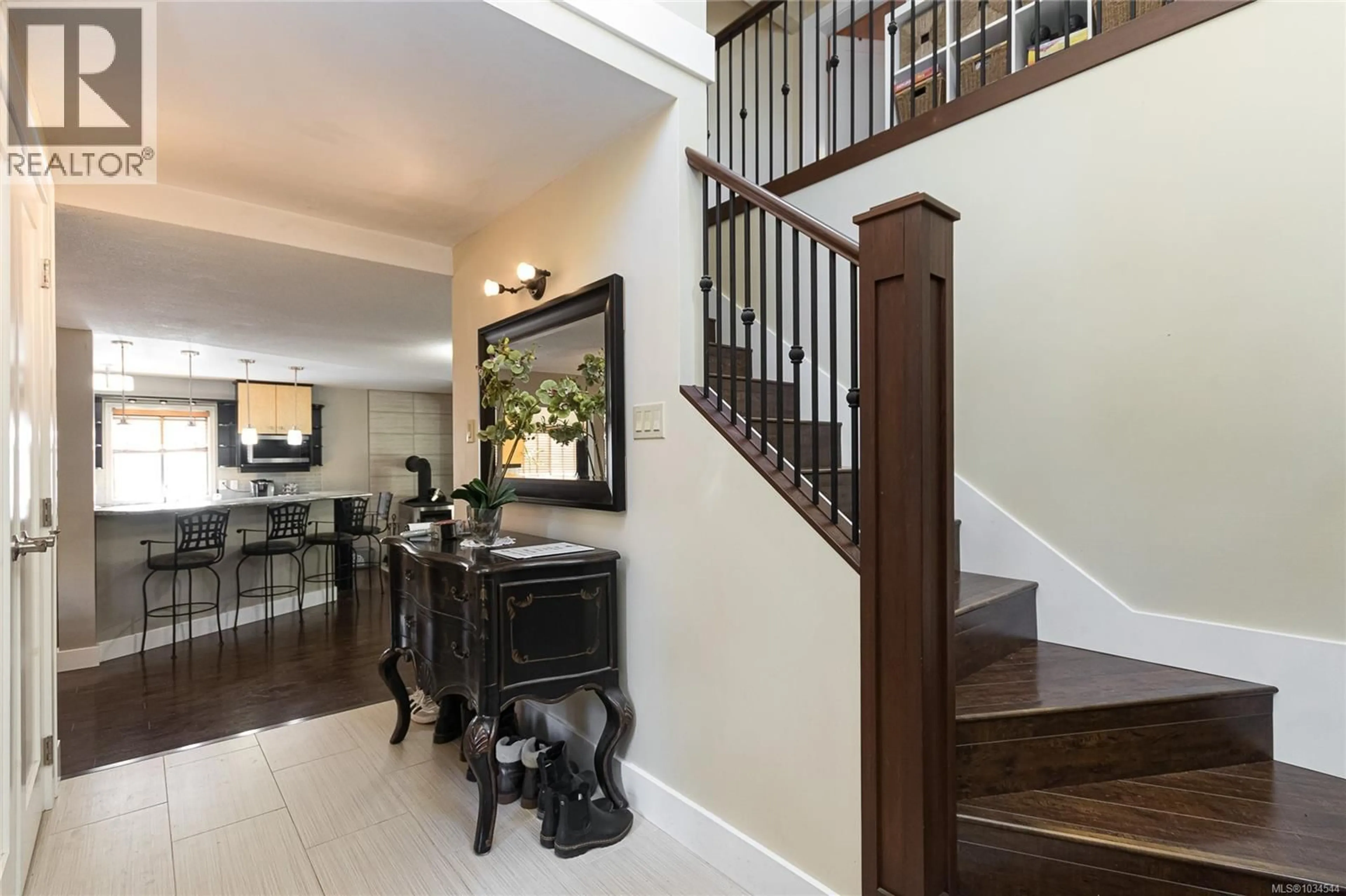 Indoor entryway for 7318 VEYANESS ROAD, Central Saanich British Columbia V8M1M3