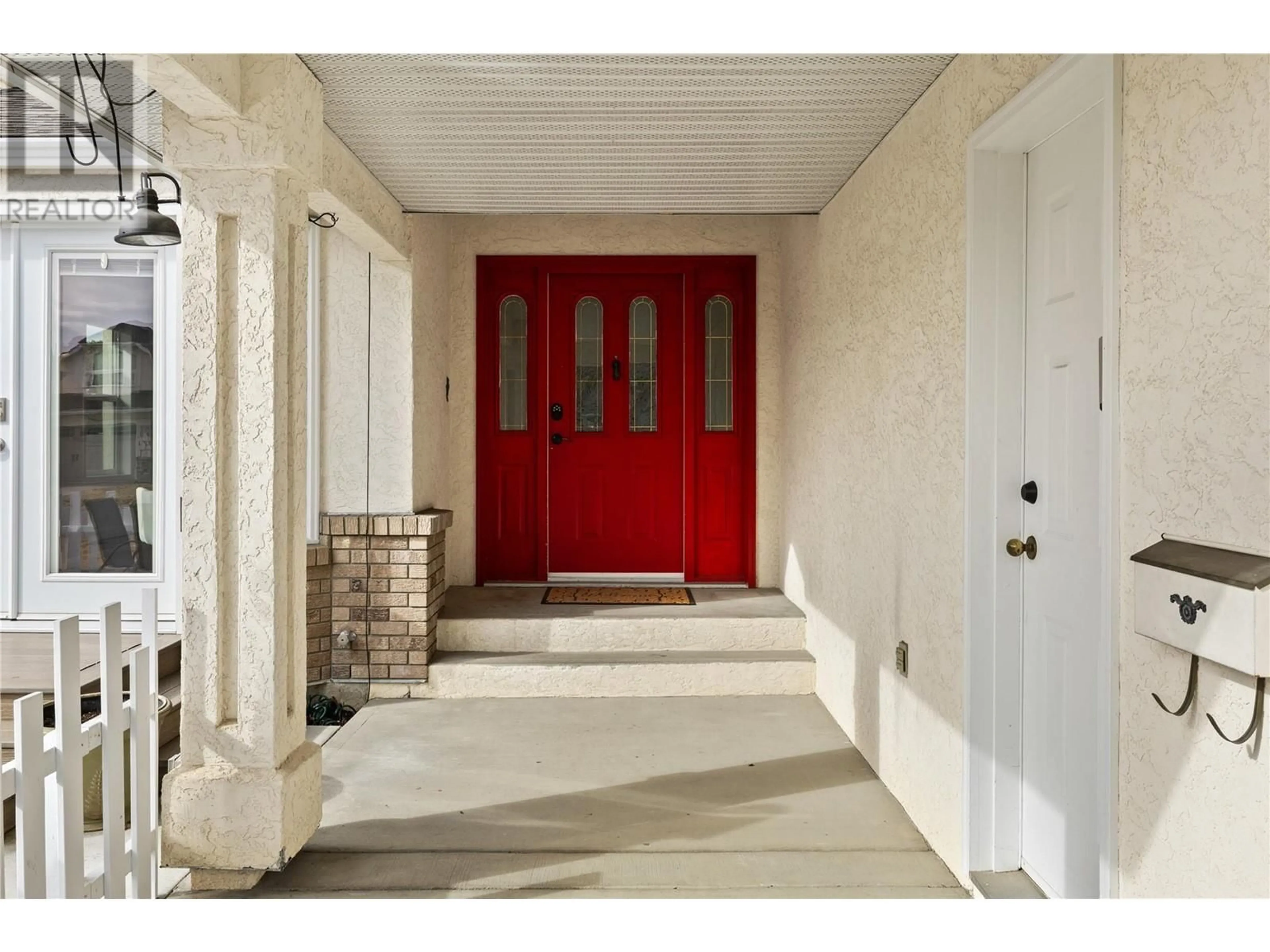 Indoor entryway for 3556 ATHALMER ROAD, Kelowna British Columbia V1W3Y5