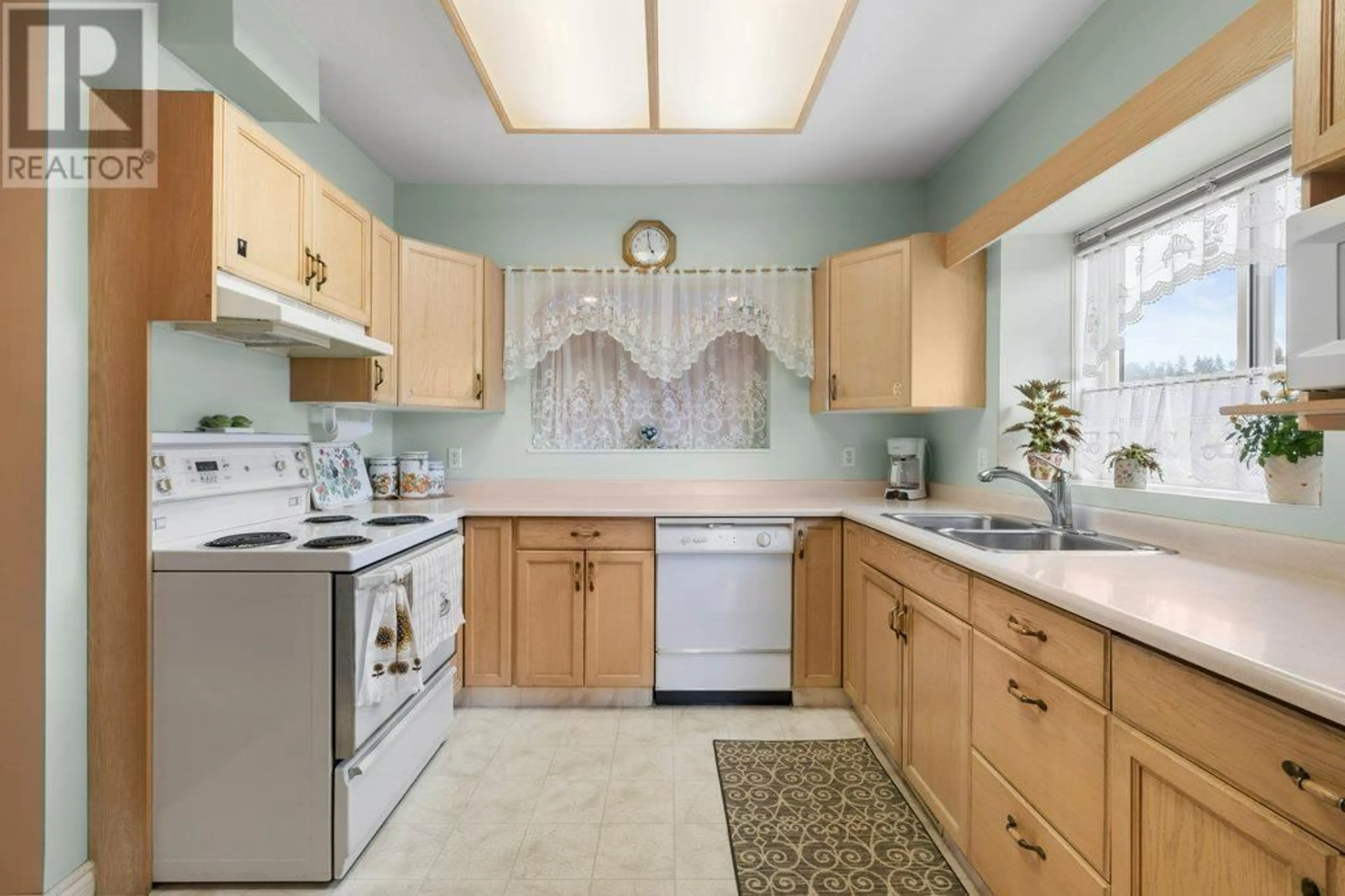Standard kitchen, ceramic/tile floor for 48 - 1874 PARKVIEW CRESCENT, Kelowna British Columbia V1X7G6