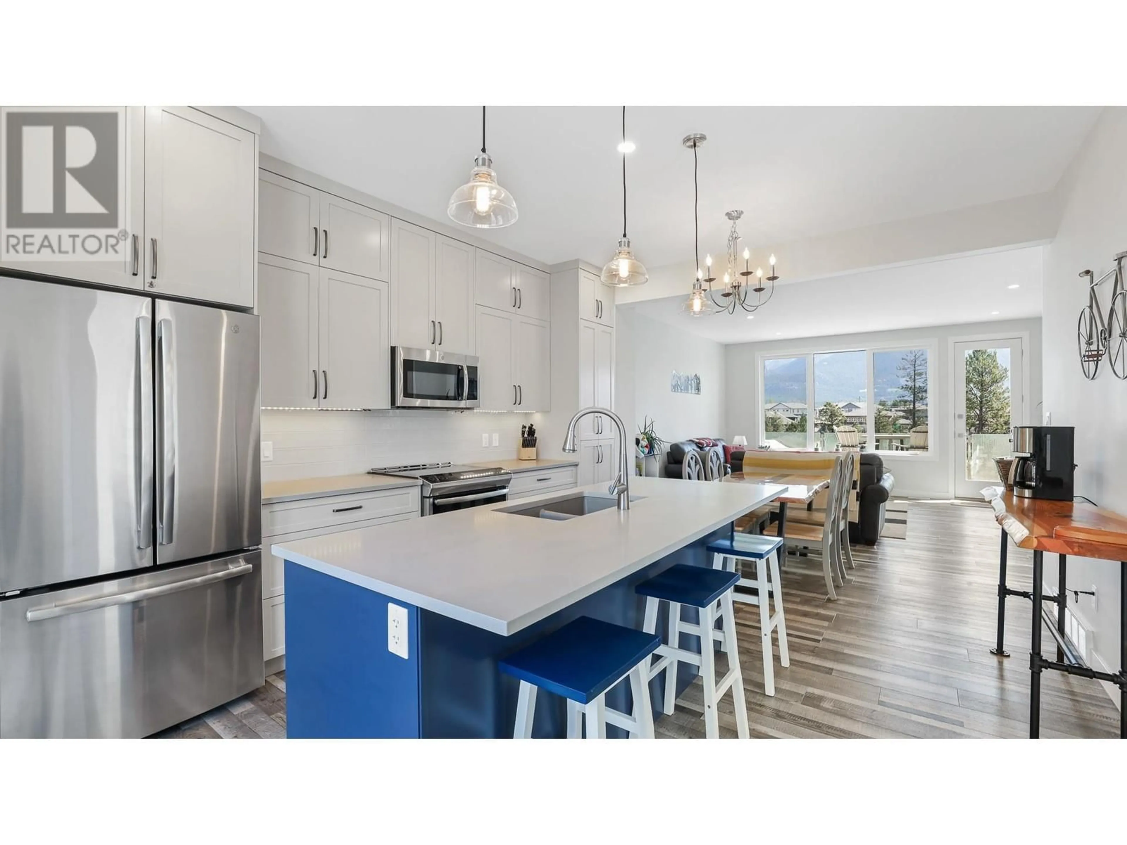 Open concept kitchen, ceramic/tile floor for 728 9TH AVENUE, Invermere British Columbia V0A1K0
