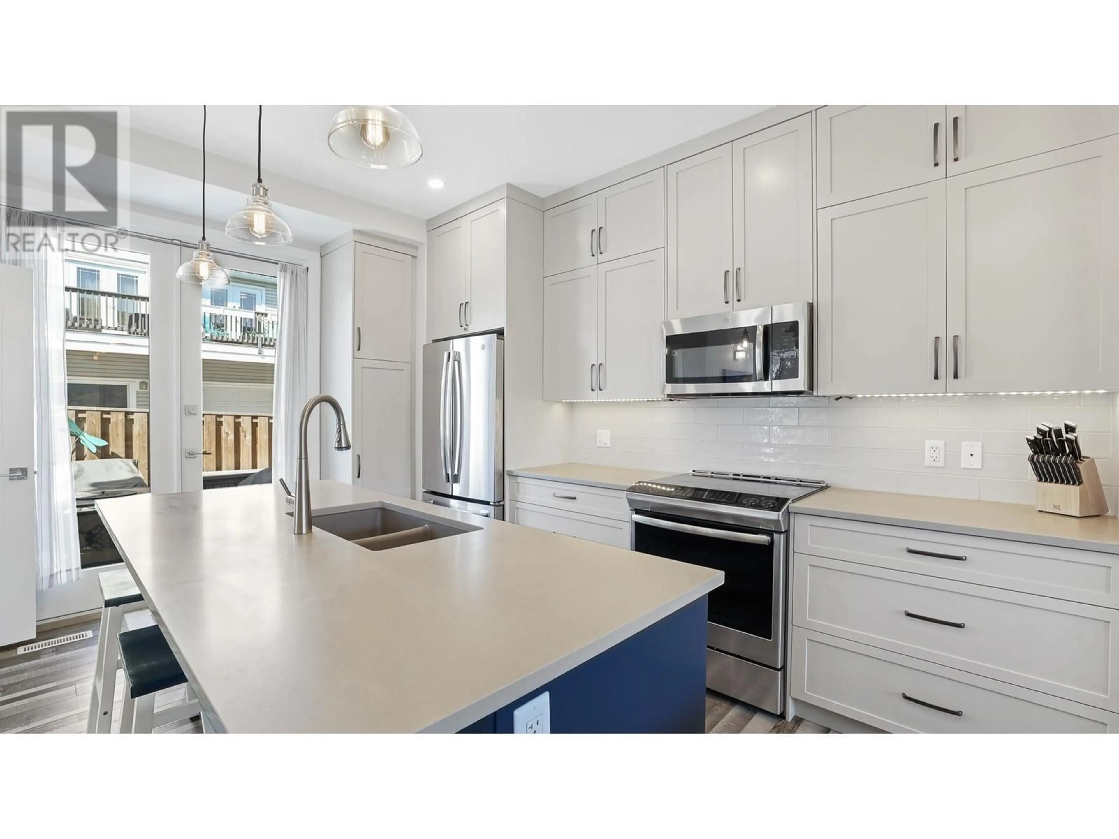 Open concept kitchen, ceramic/tile floor for 728 9TH AVENUE, Invermere British Columbia V0A1K0