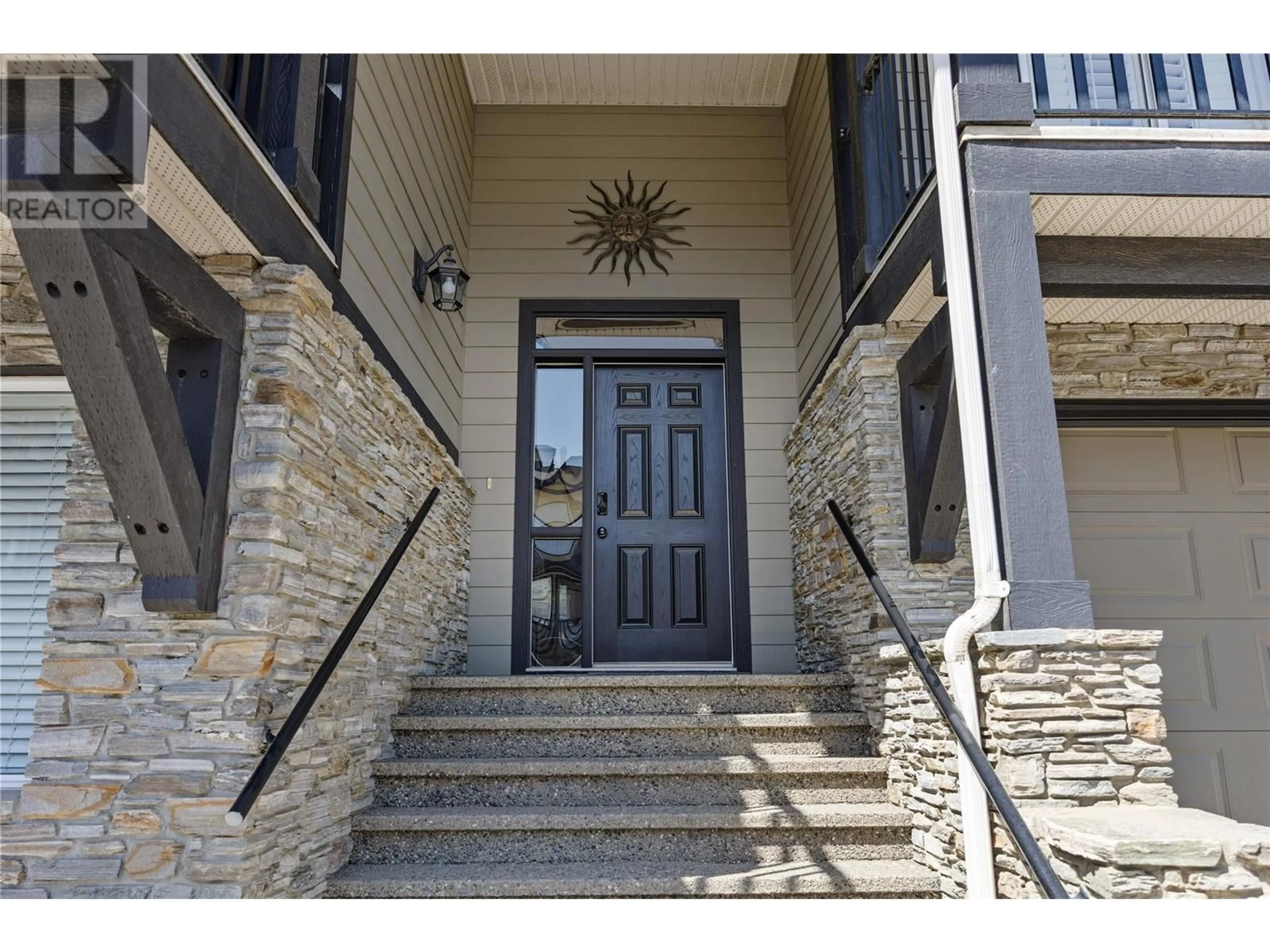 Indoor entryway for 2 - 100 SUN RIVERS DRIVE, Kamloops British Columbia V2H1R4