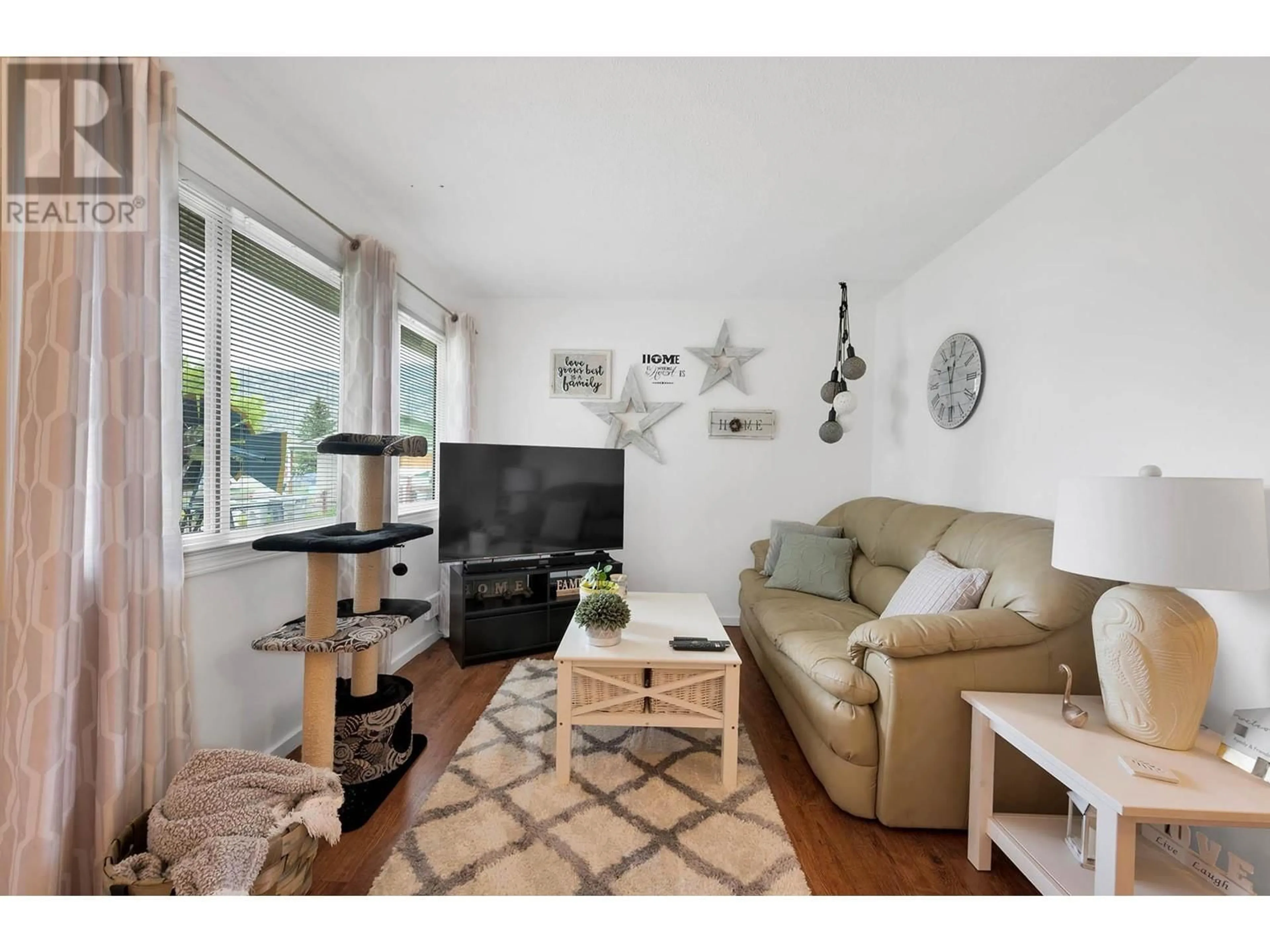 Living room with furniture, wood/laminate floor for 638/640 REEMON DRIVE, Kamloops British Columbia V2B6T1