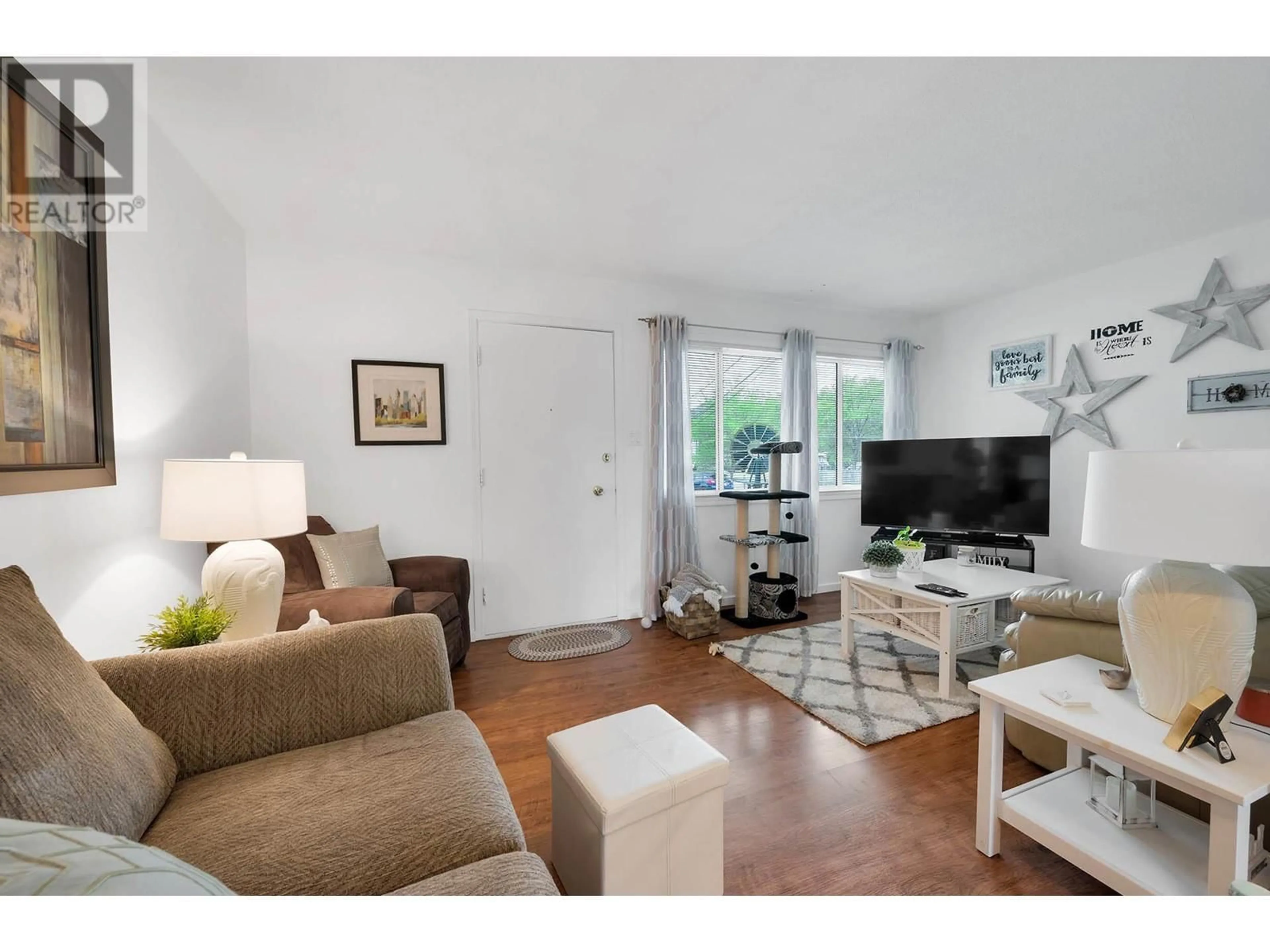 Living room with furniture, unknown for 638/640 REEMON DRIVE, Kamloops British Columbia V2B6T1