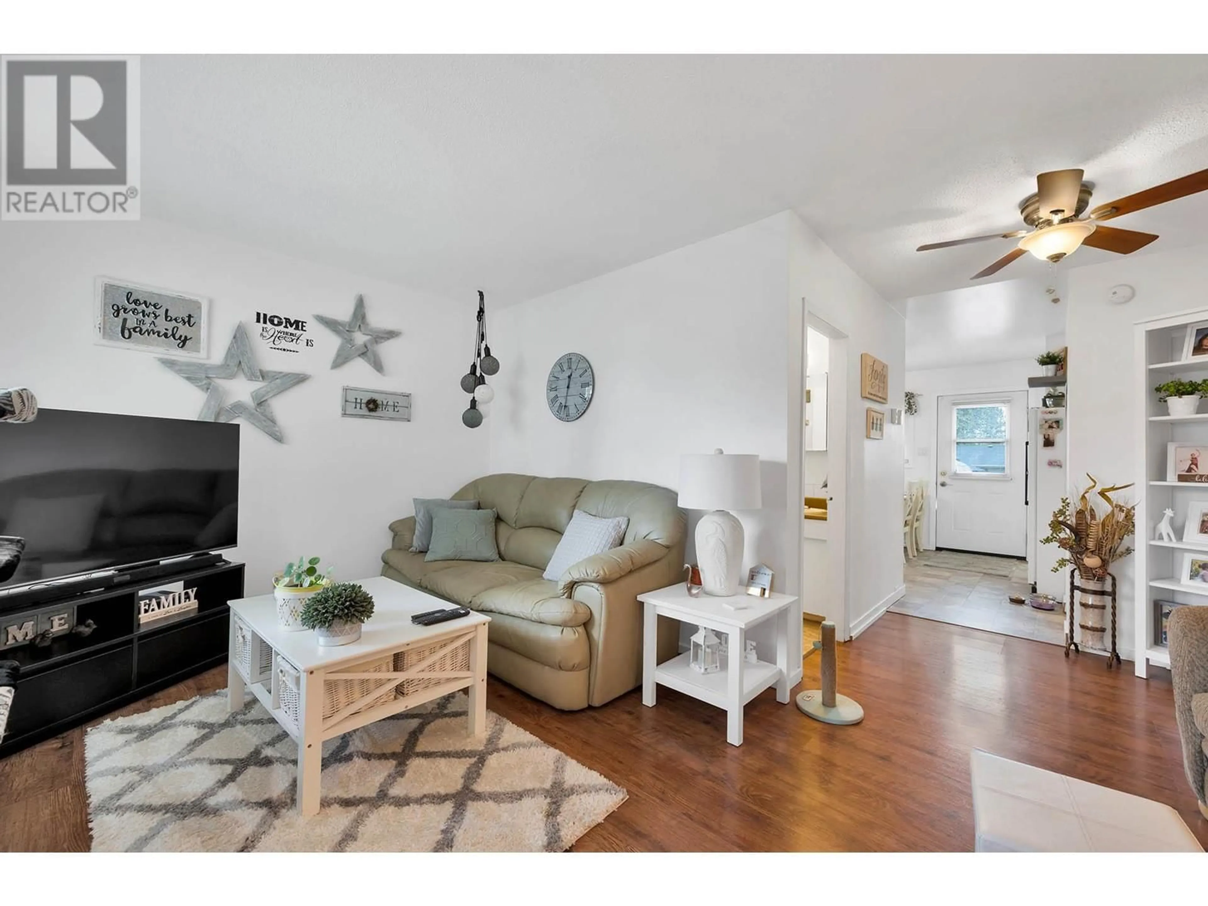 Living room with furniture, wood/laminate floor for 638/640 REEMON DRIVE, Kamloops British Columbia V2B6T1