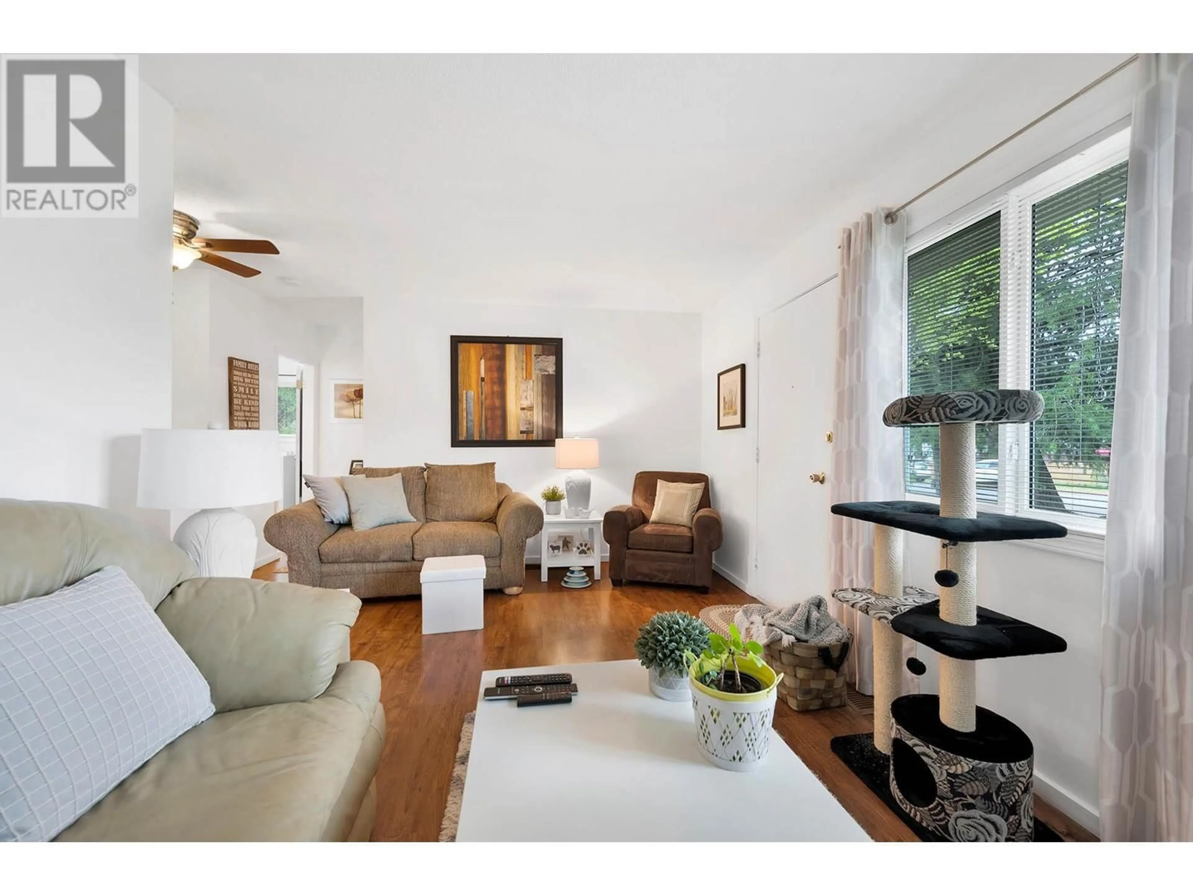 Living room with furniture, wood/laminate floor for 638/640 REEMON DRIVE, Kamloops British Columbia V2B6T1