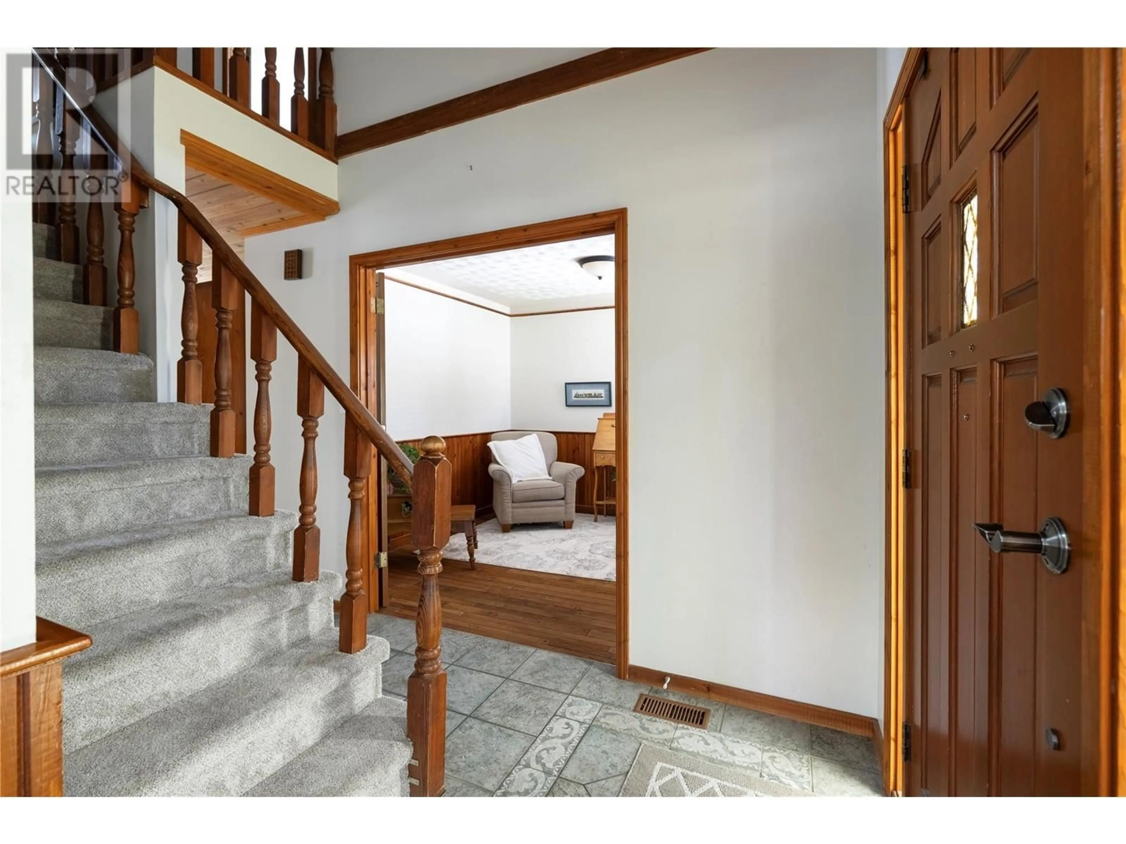Indoor foyer for 1500 POTTERY ROAD, Vernon British Columbia V1T8M1