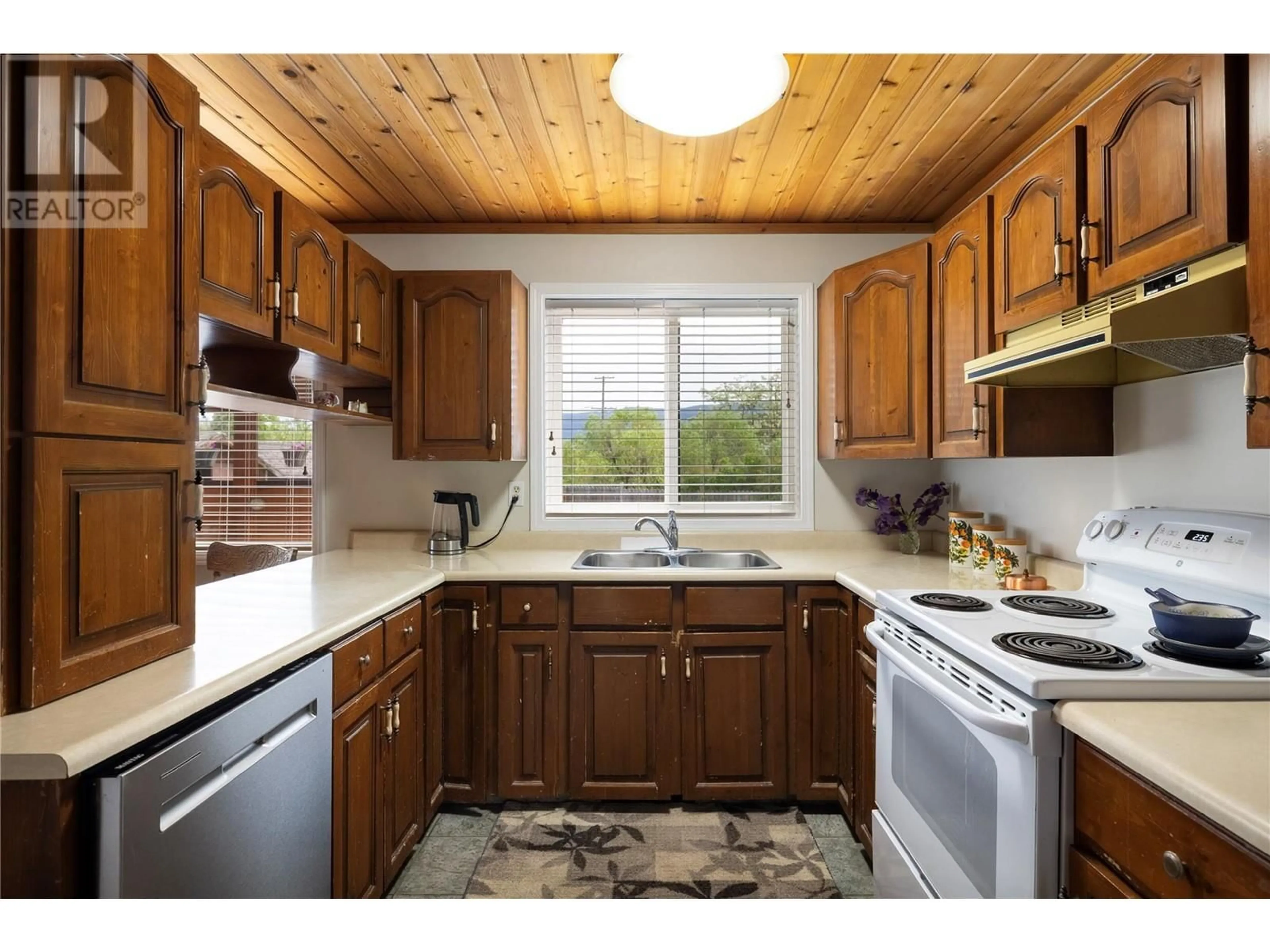 Standard kitchen, wood/laminate floor for 1500 POTTERY ROAD, Vernon British Columbia V1T8M1