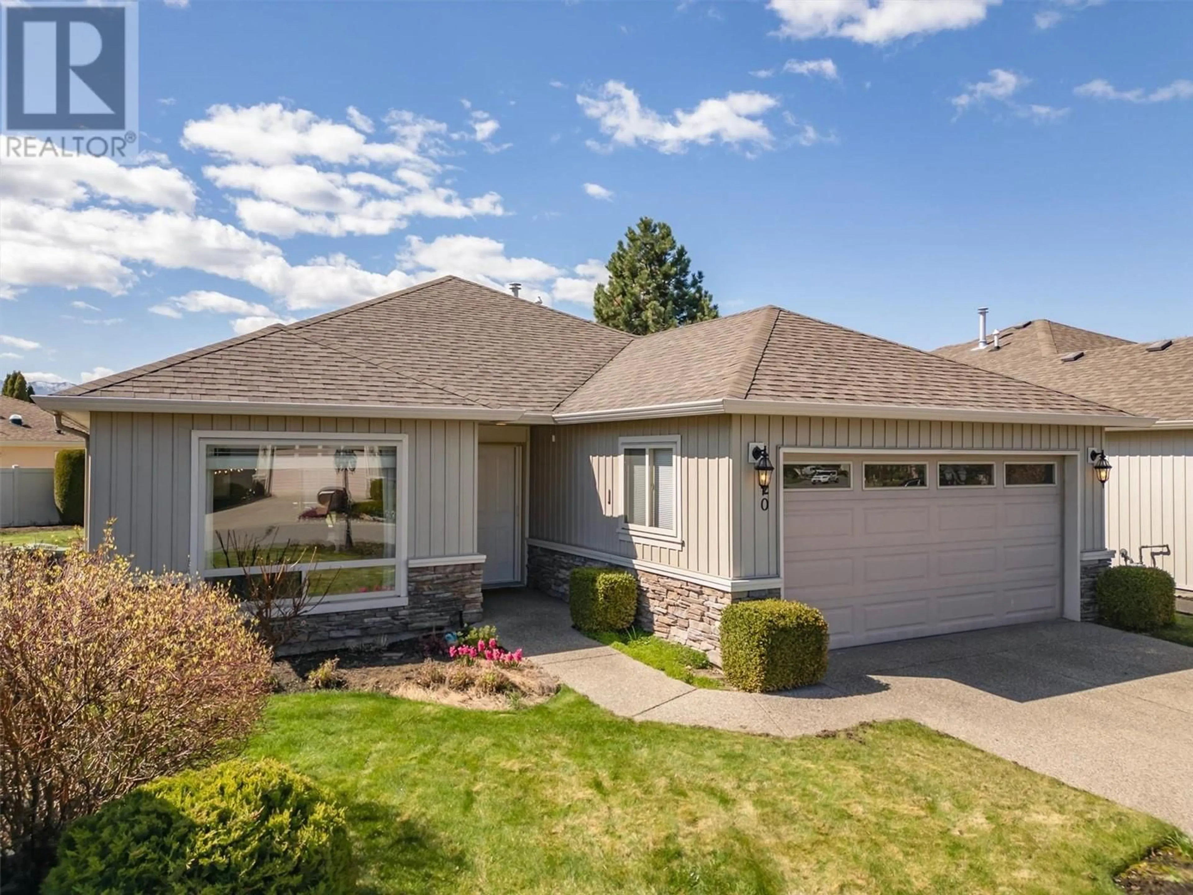 Home with vinyl exterior material, street for 320 - 2365 STILLINGFLEET ROAD, Kelowna British Columbia V1W4X5