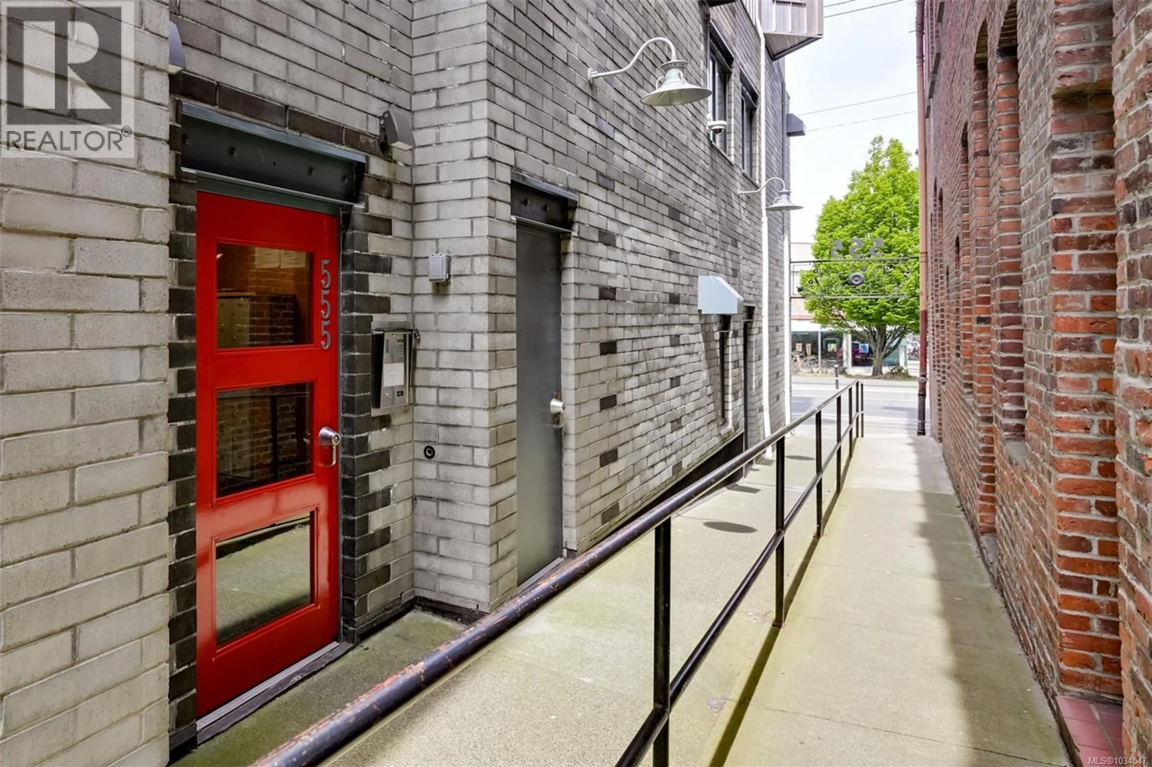 Patio, street for 401 - 555 CHATHAM STREET, Victoria British Columbia V8T1E1