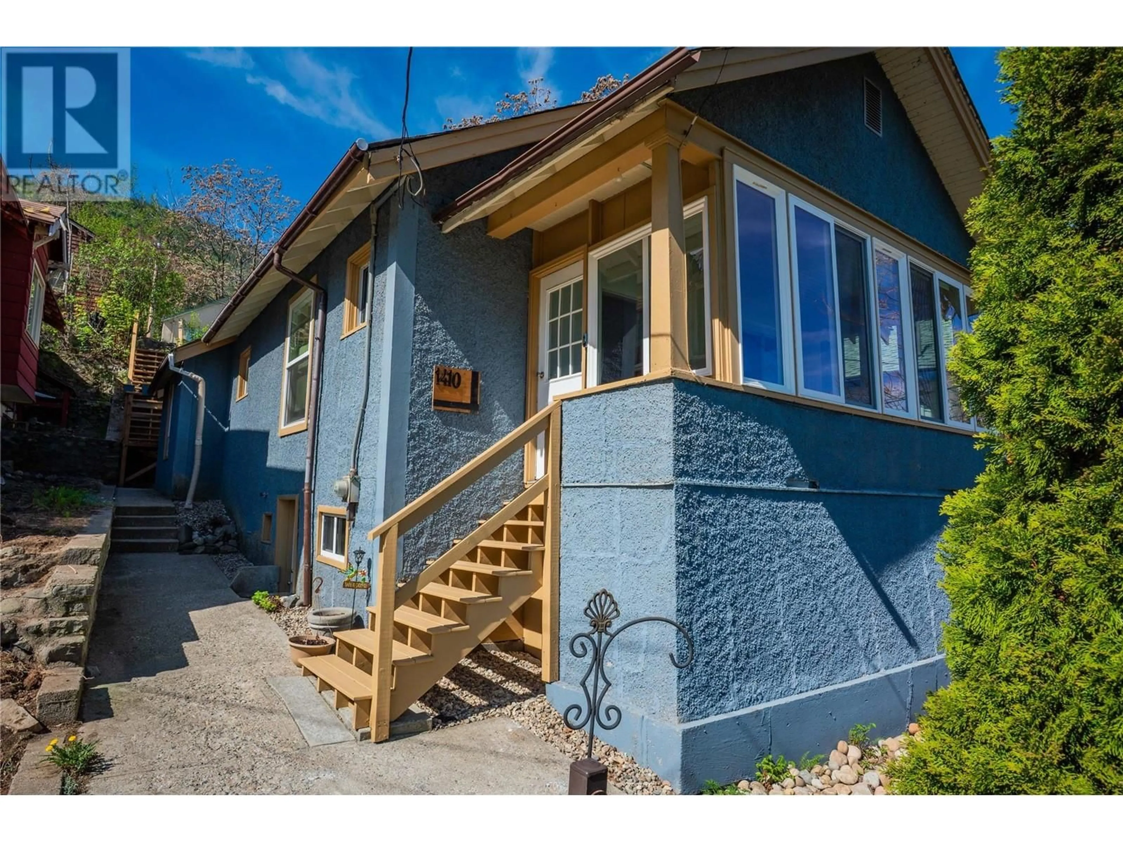 Home with vinyl exterior material, street for 1410 TAMARAC AVENUE, Trail British Columbia V1R4J3