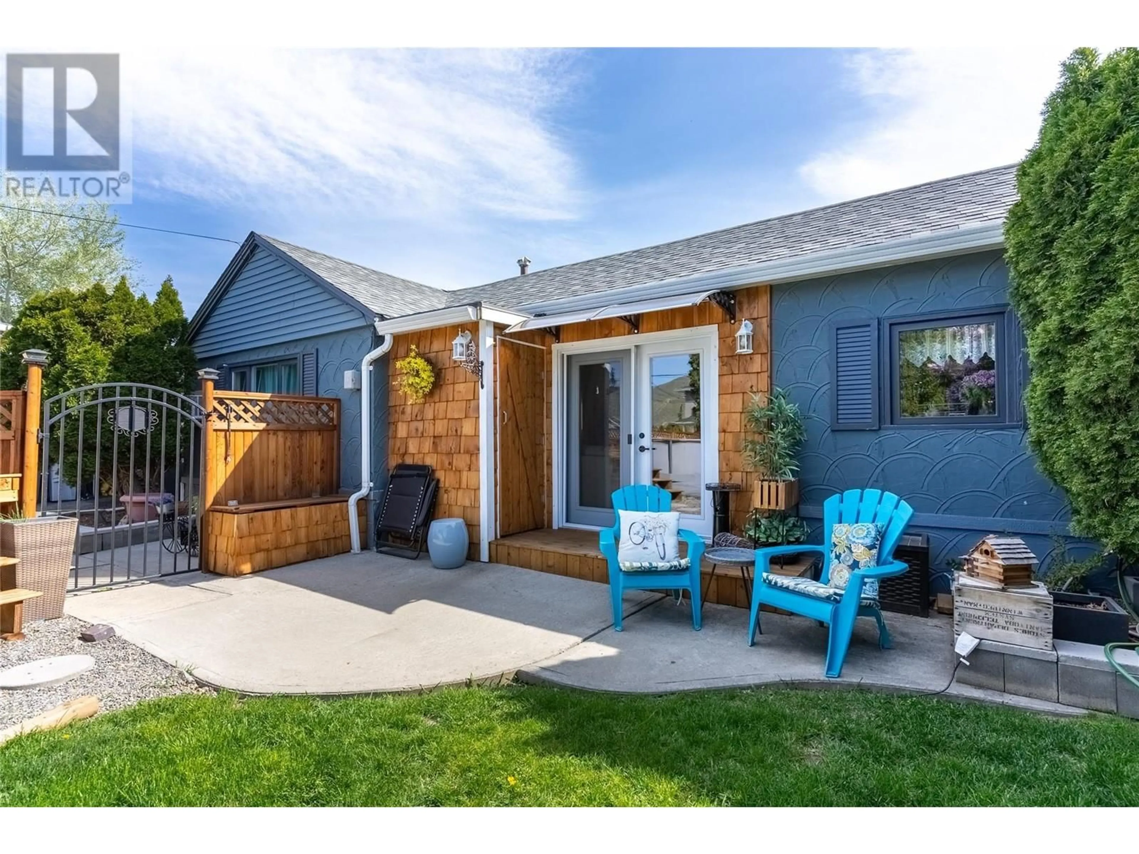 Patio, street for 2091 SUNNYCREST AVENUE, Kamloops British Columbia V2B4L9