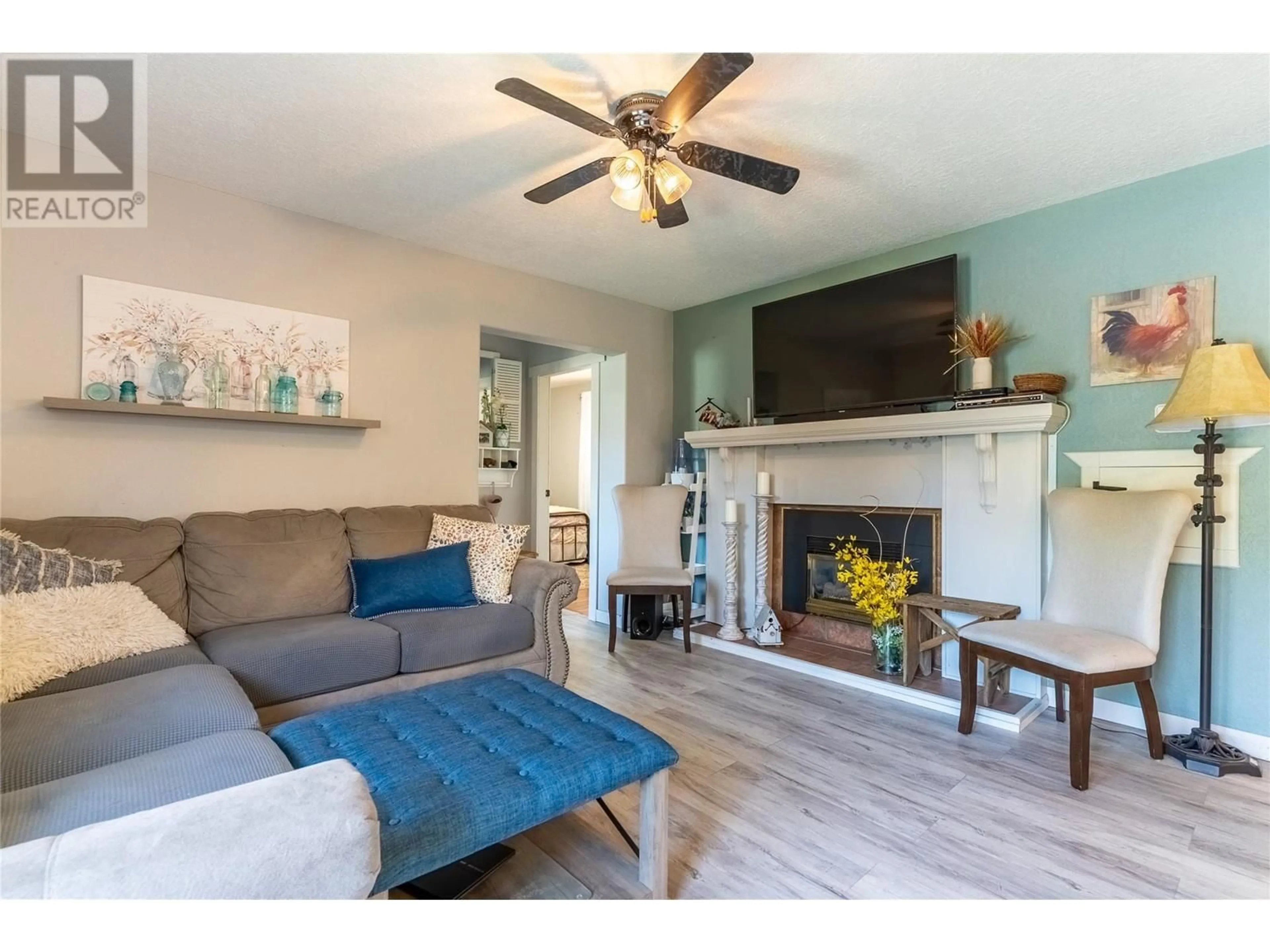 Living room with furniture, wood/laminate floor for 2091 SUNNYCREST AVENUE, Kamloops British Columbia V2B4L9