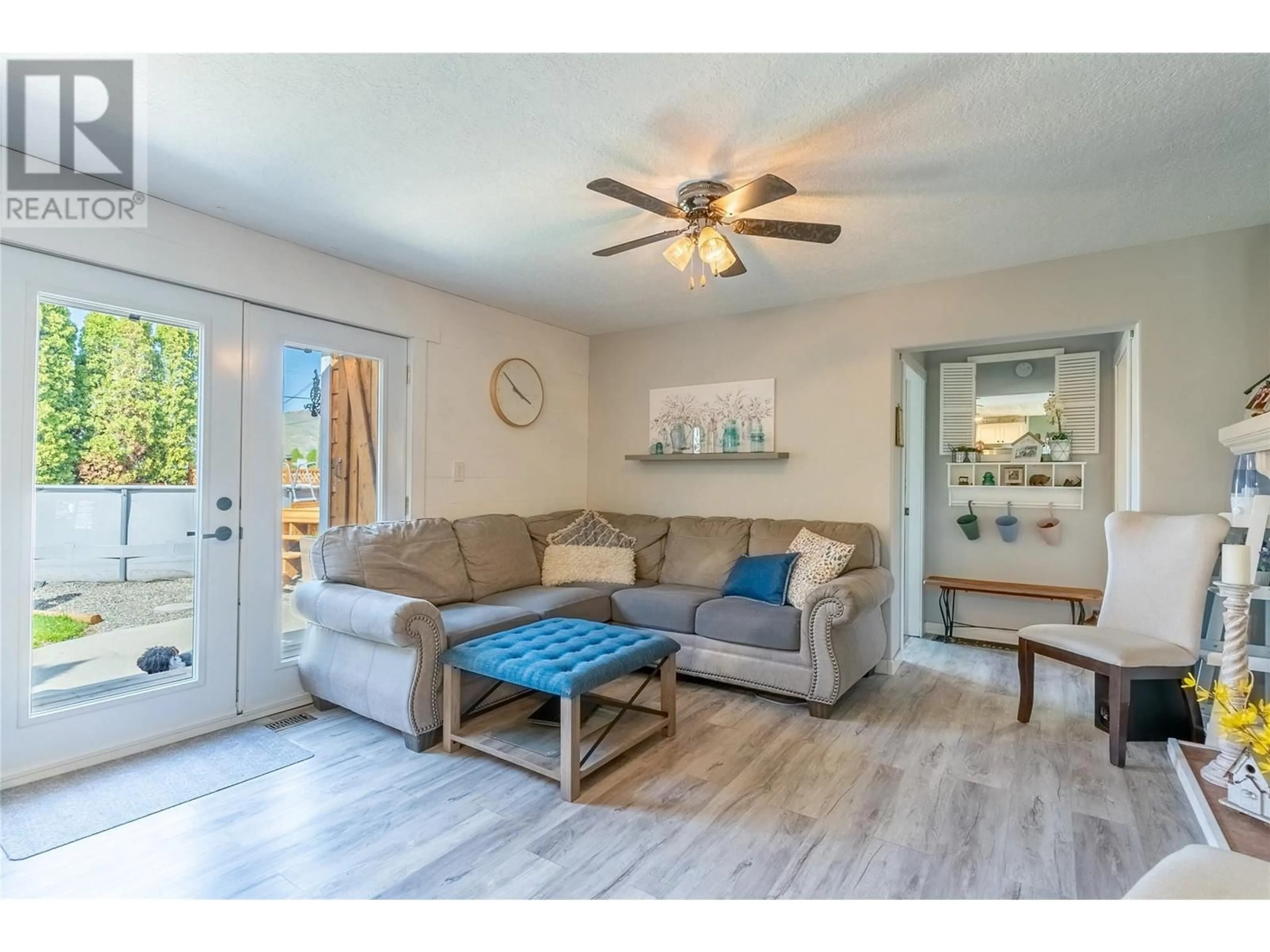 Living room with furniture, wood/laminate floor for 2091 SUNNYCREST AVENUE, Kamloops British Columbia V2B4L9