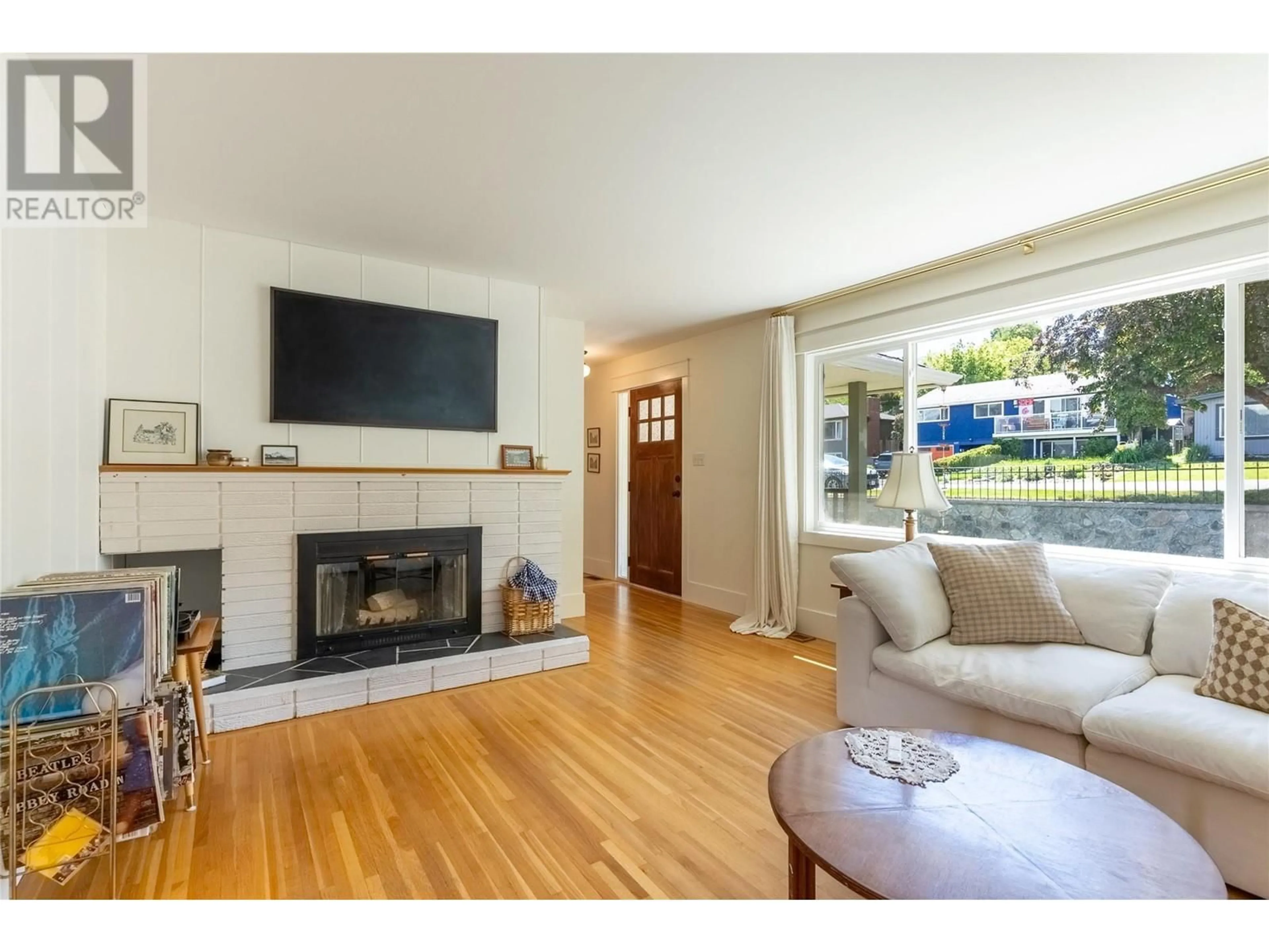 Living room with furniture, wood/laminate floor for 658 FRASER STREET, Kamloops British Columbia V2C3H2