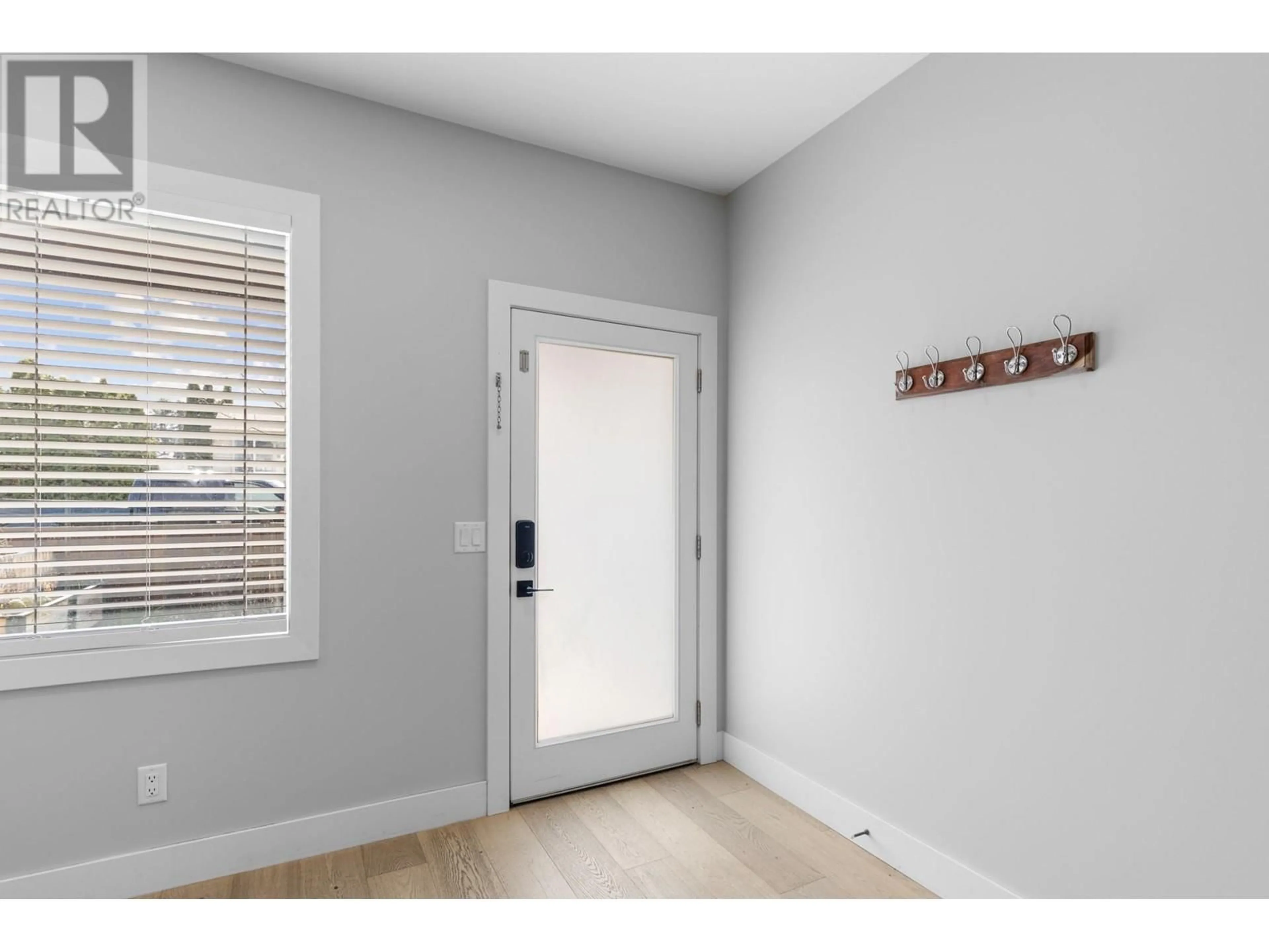 Indoor entryway for 728 COOPLAND CRESCENT, Kelowna British Columbia V1Y2V1