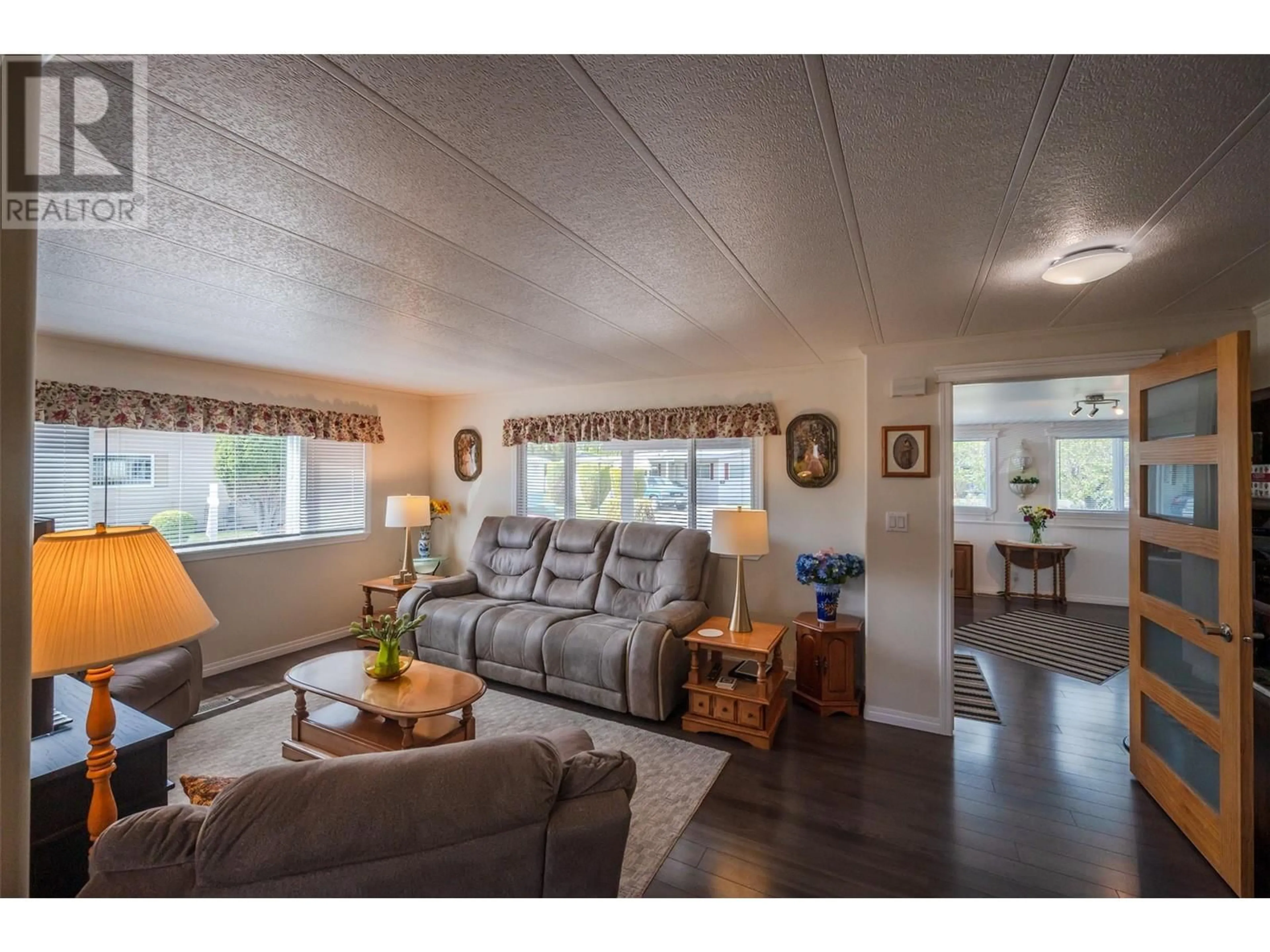 Living room with furniture, wood/laminate floor for 308 - 321 YORKTON AVENUE, Penticton British Columbia V2A3V6