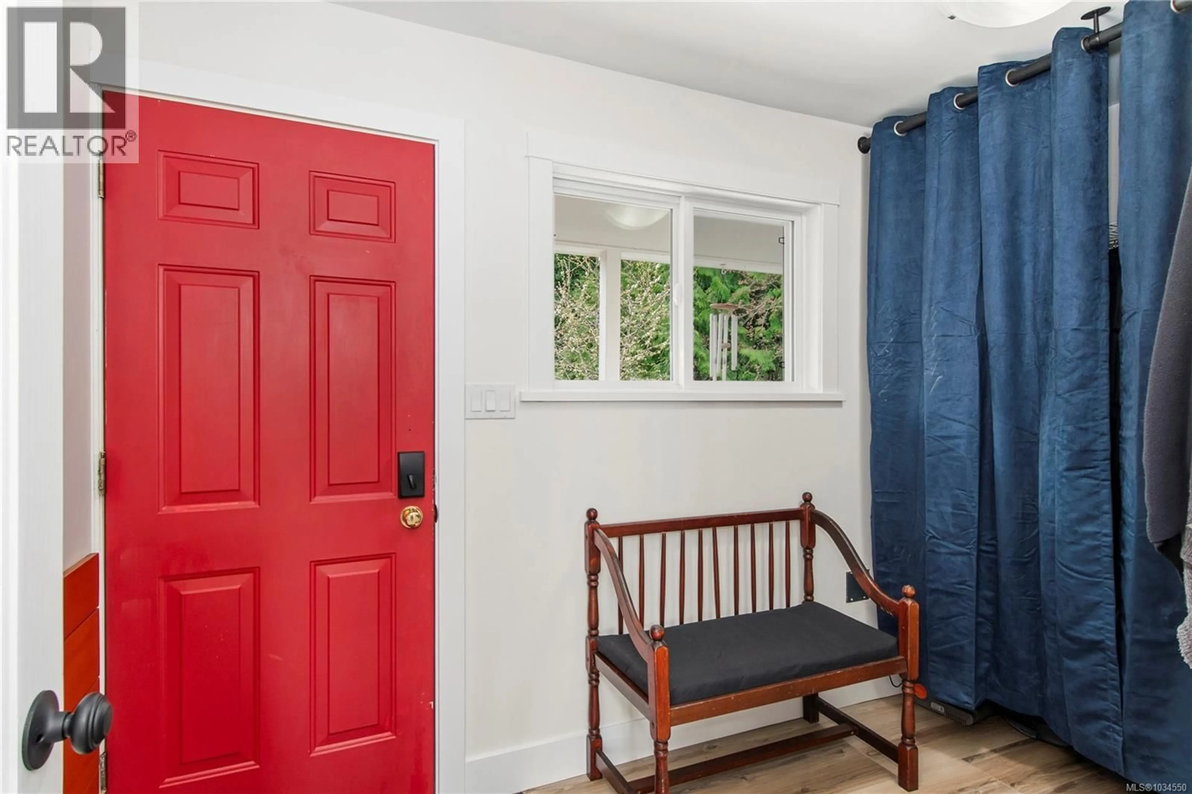 Indoor entryway for 4123 ISLAND HIGHWAY SOUTH, Campbell River British Columbia V9H1E9