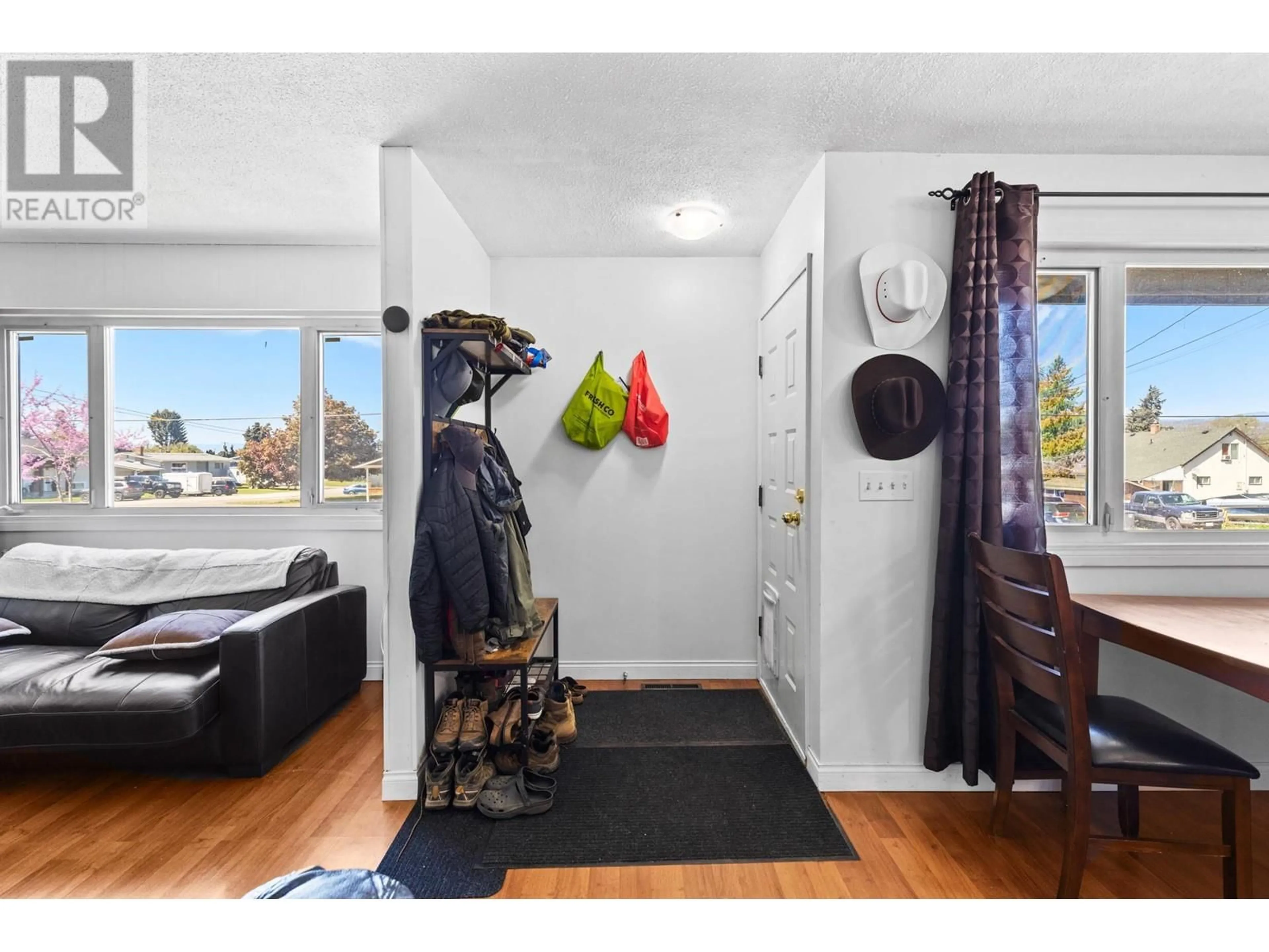 Indoor entryway for 935 KNORR ROAD, Kelowna British Columbia V1X3G9