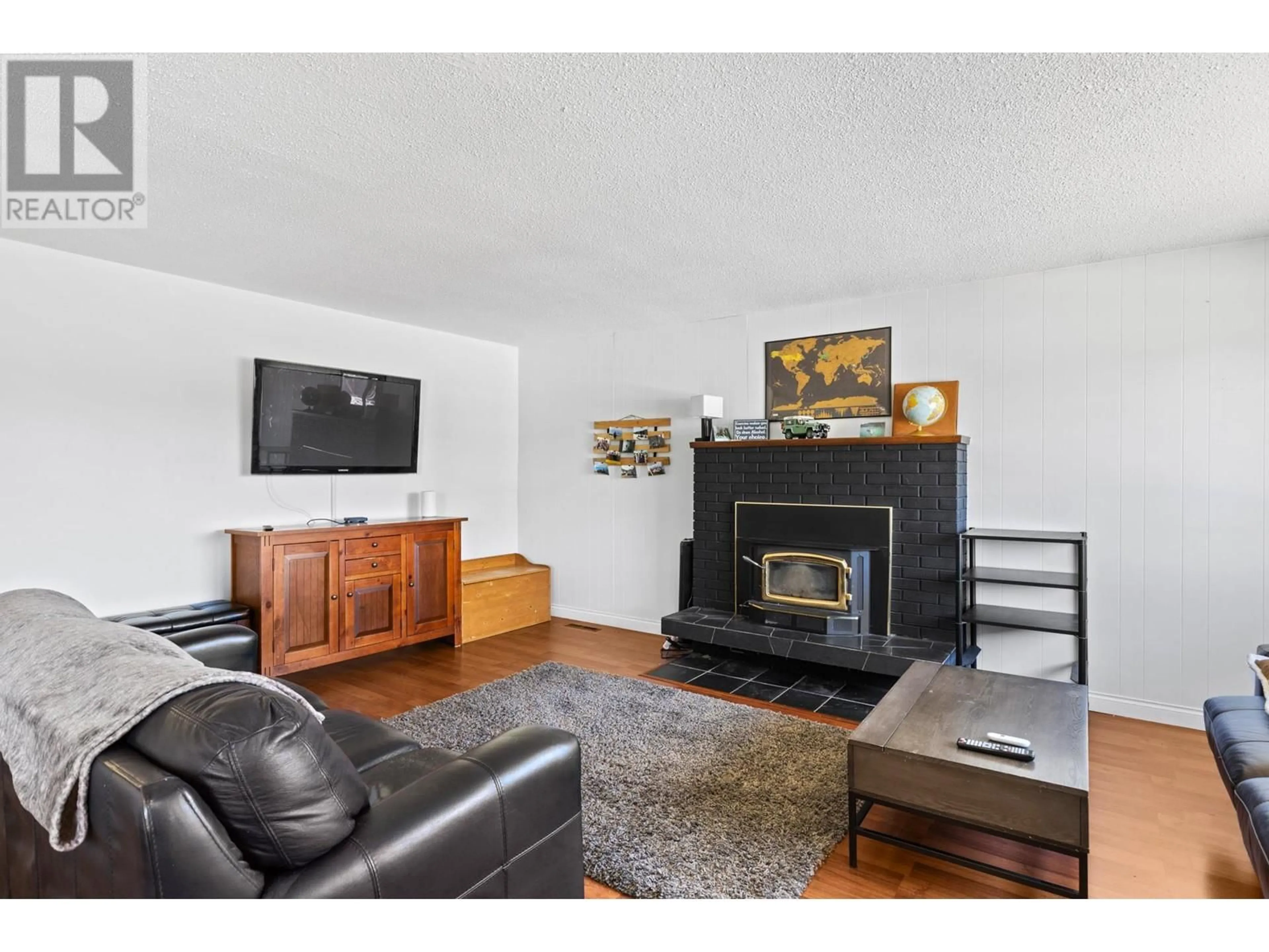 Living room with furniture, wood/laminate floor for 935 KNORR ROAD, Kelowna British Columbia V1X3G9