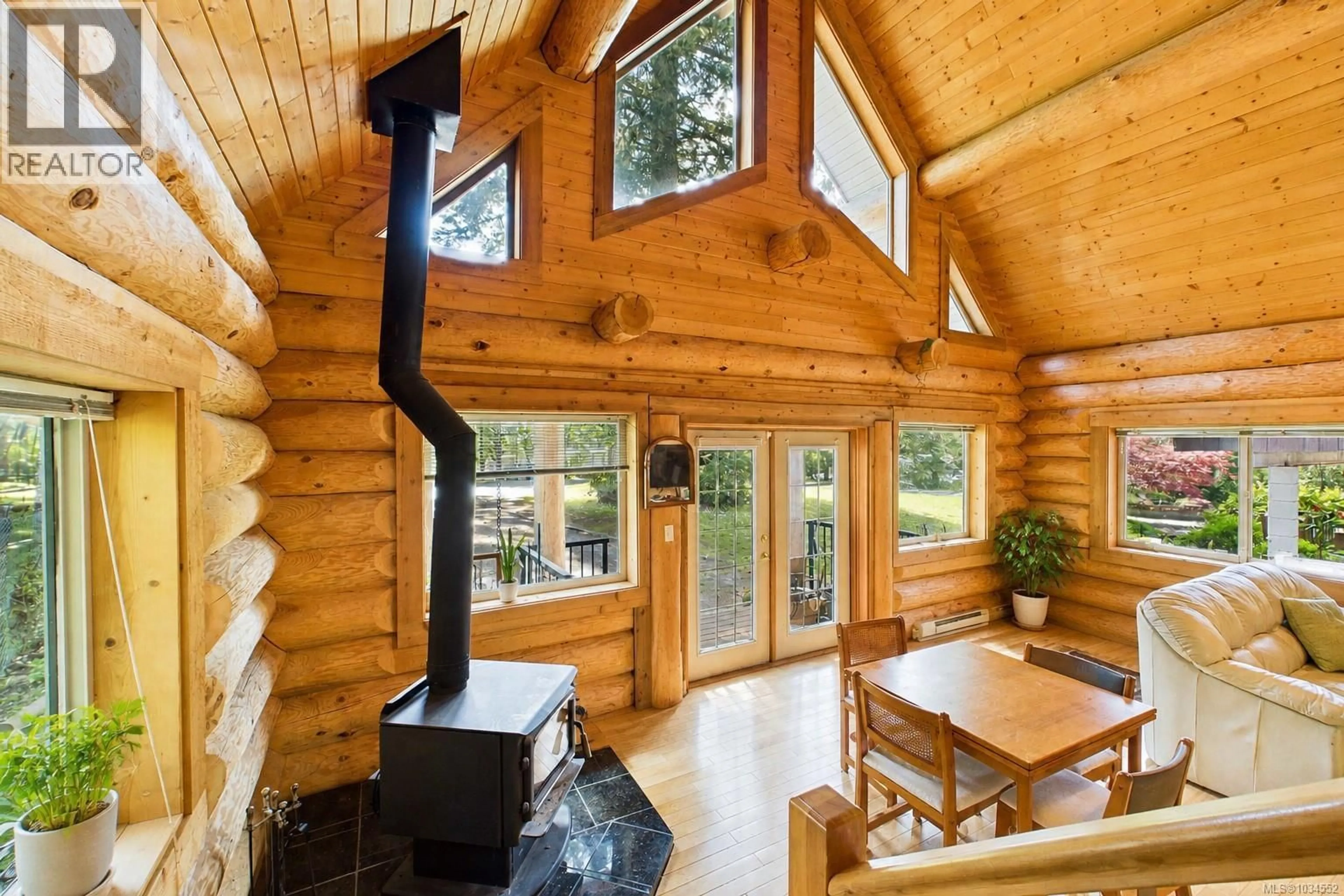 Indoor foyer for 2374 MILL ROAD, Nanaimo British Columbia V9R6S9