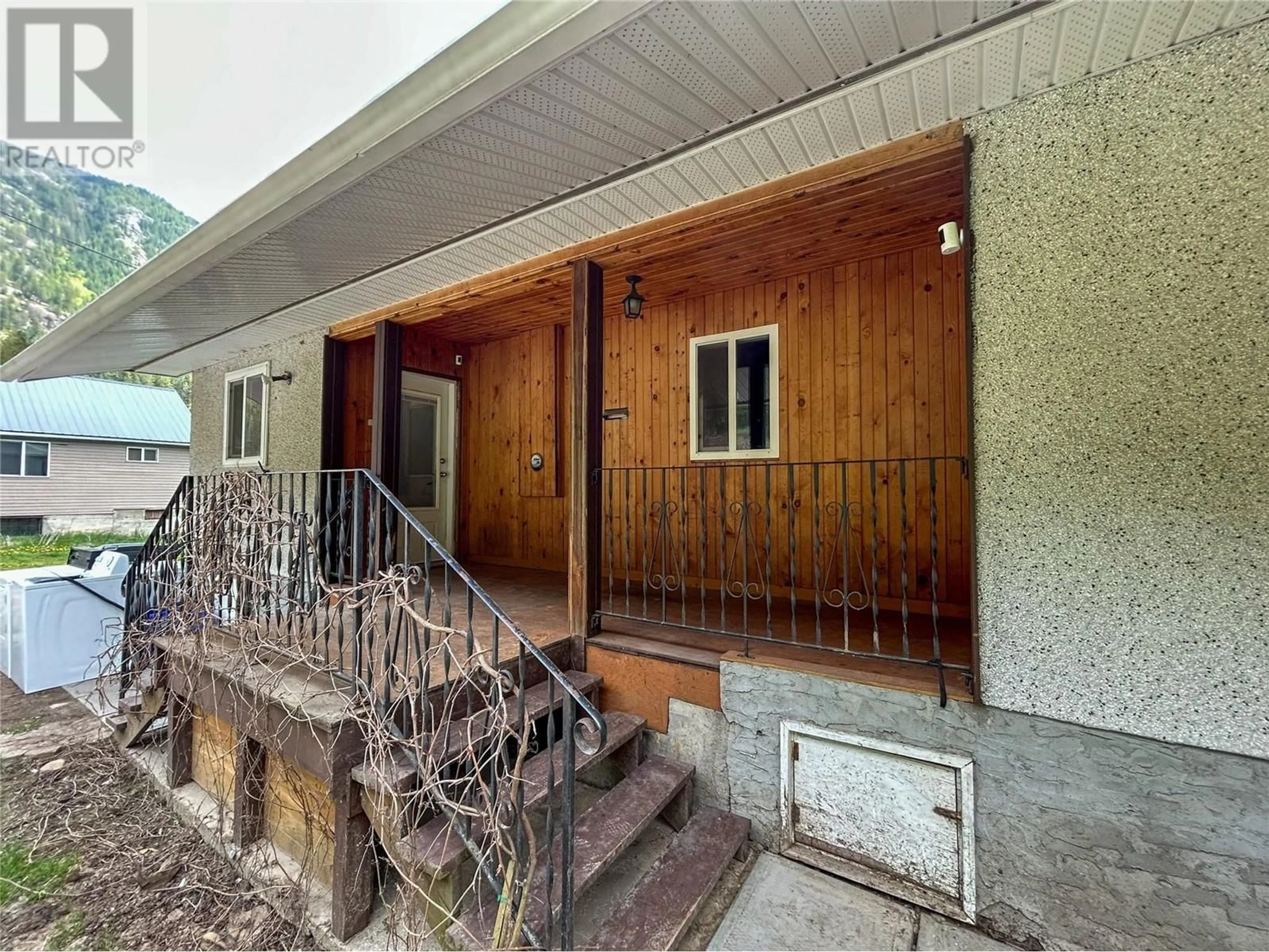 Indoor foyer for 1486 PASS CREEK ROAD, Castlegar British Columbia V1N4S2