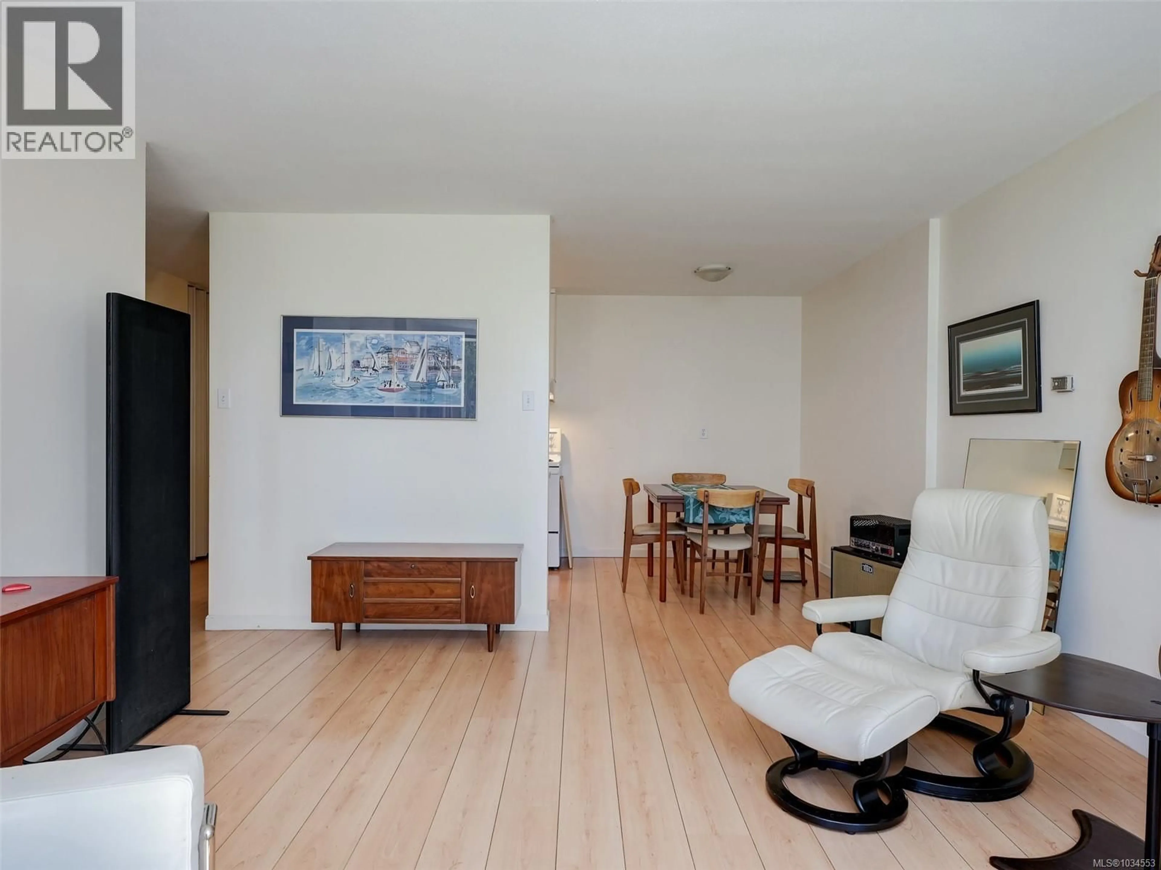 Living room with furniture, wood/laminate floor for 309 - 647 MICHIGAN STREET, Victoria British Columbia V8V1S9
