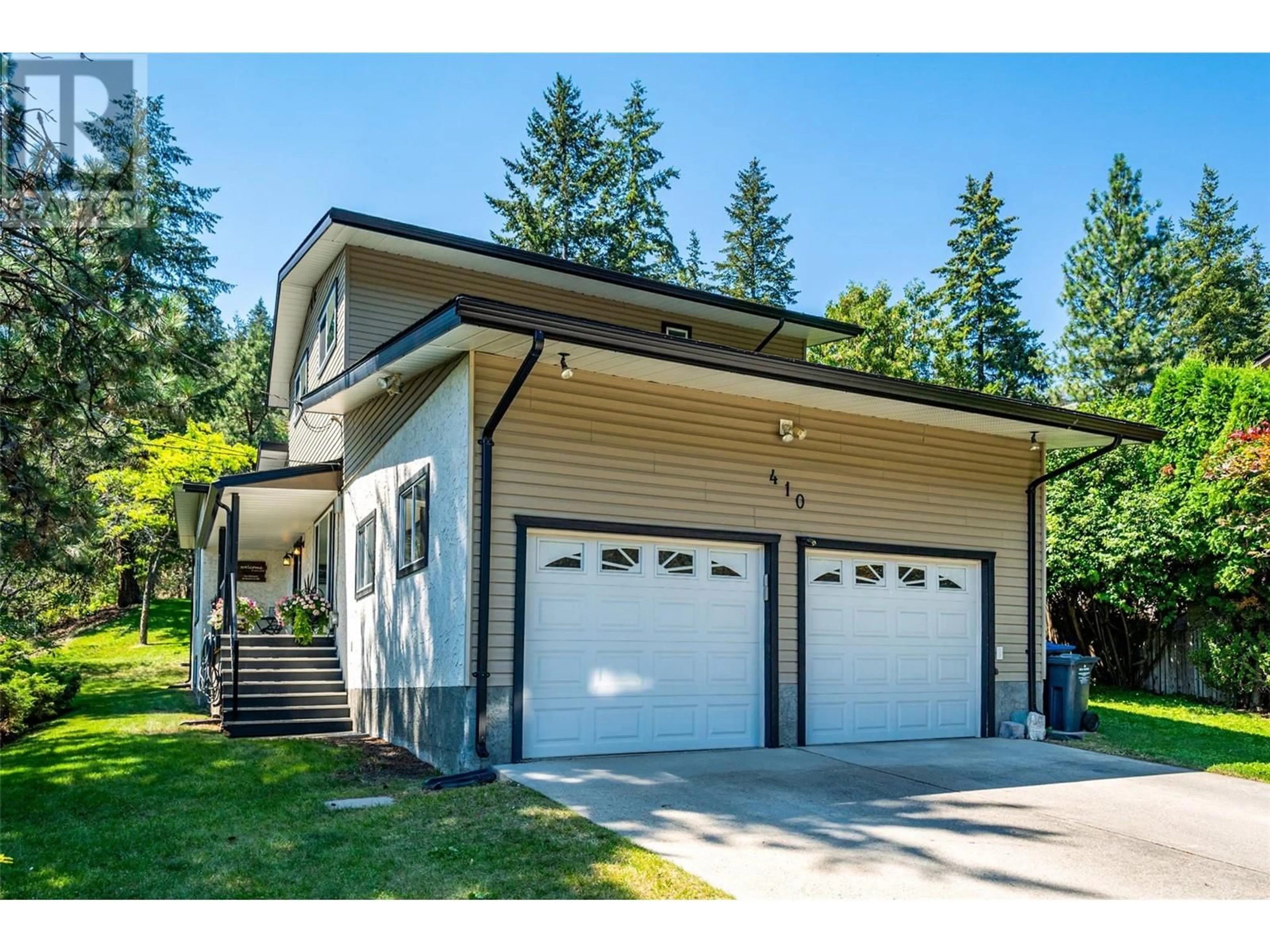 Home with vinyl exterior material, street for 410 CLIFTON ROAD, Kelowna British Columbia V1V1A5