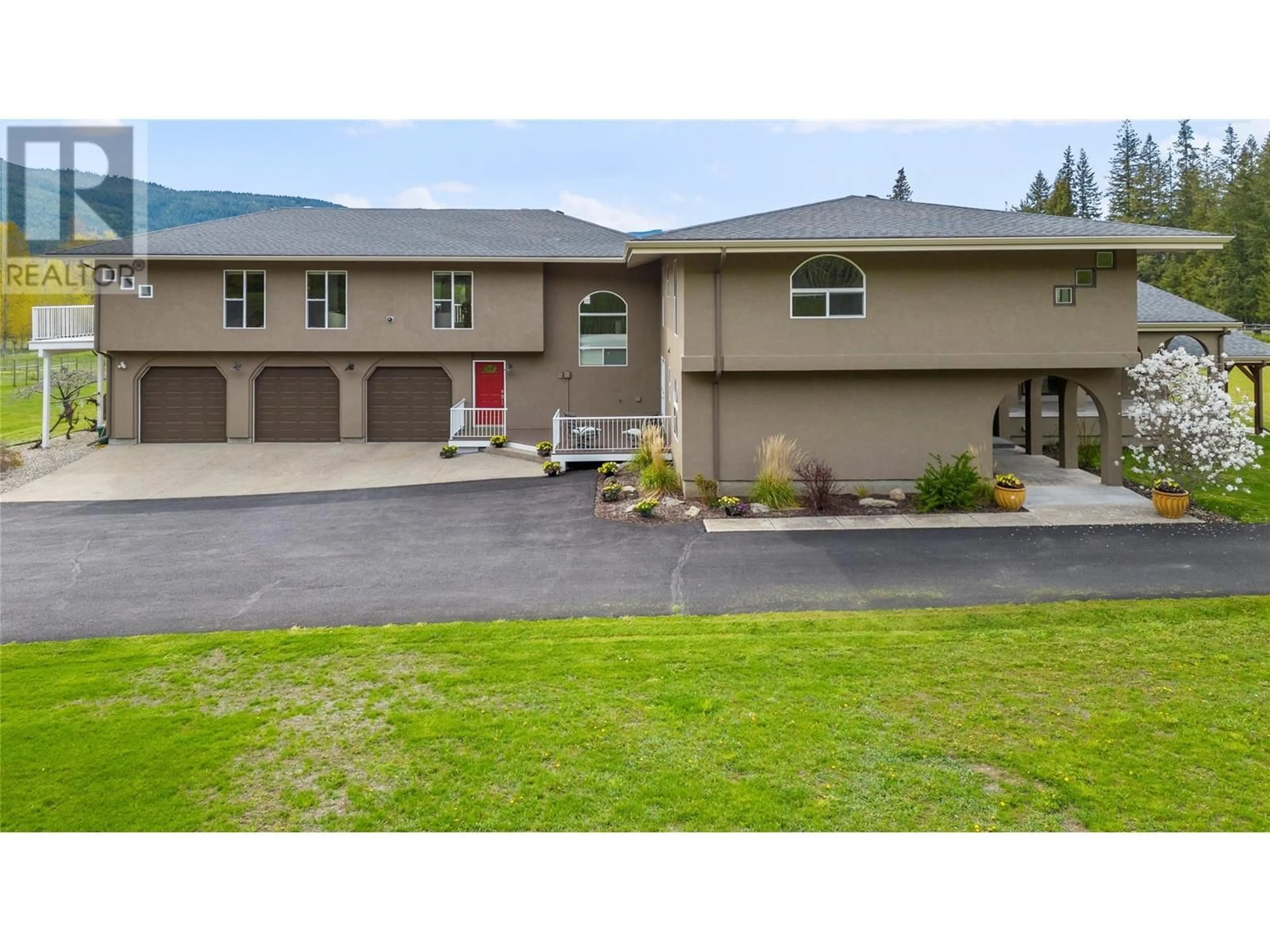 Home with vinyl exterior material, mountain view for 1851 70 STREET SOUTHEAST, Salmon Arm British Columbia V1E1X4