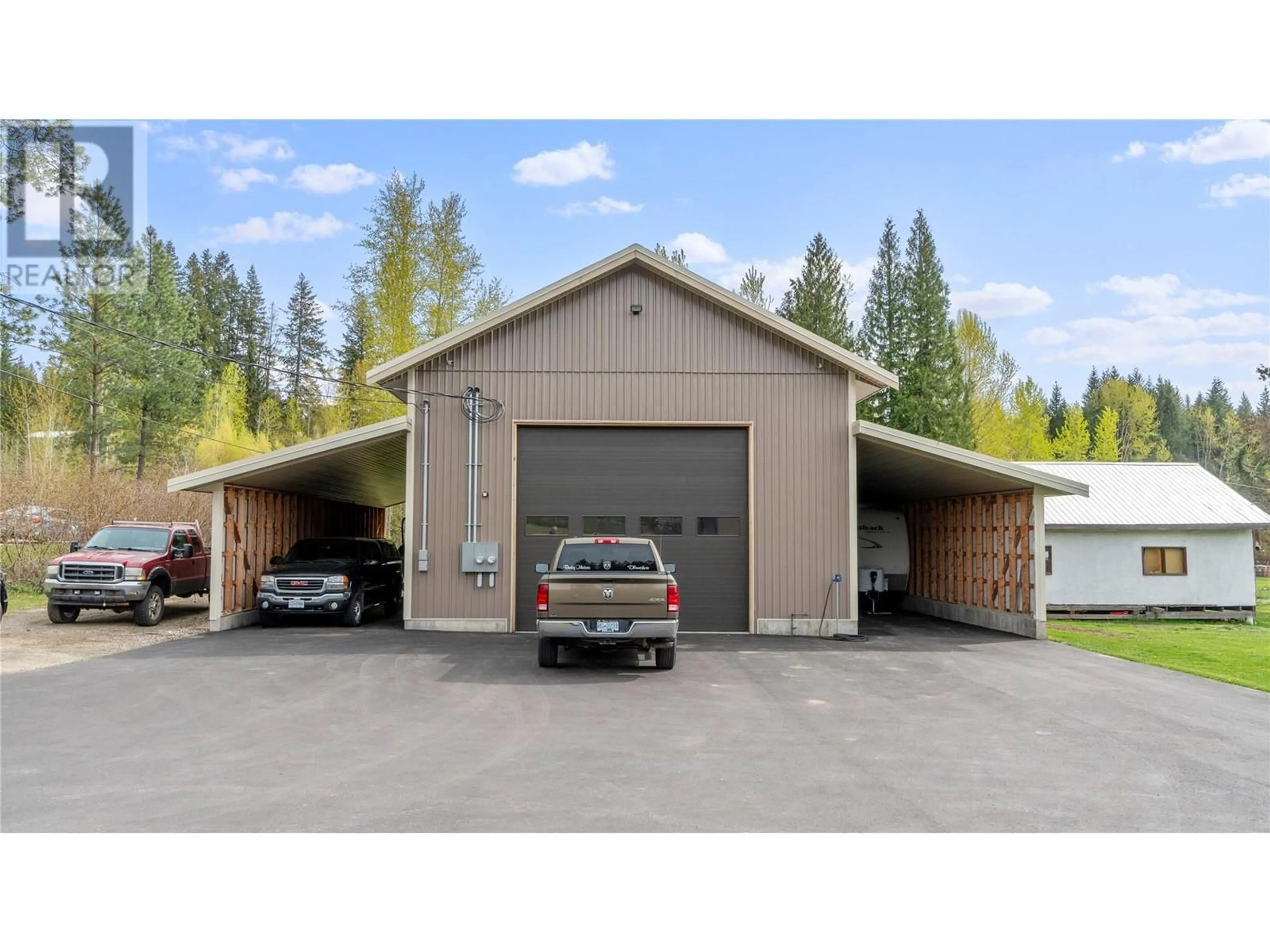 Indoor garage for 1851 70 STREET SOUTHEAST, Salmon Arm British Columbia V1E1X4