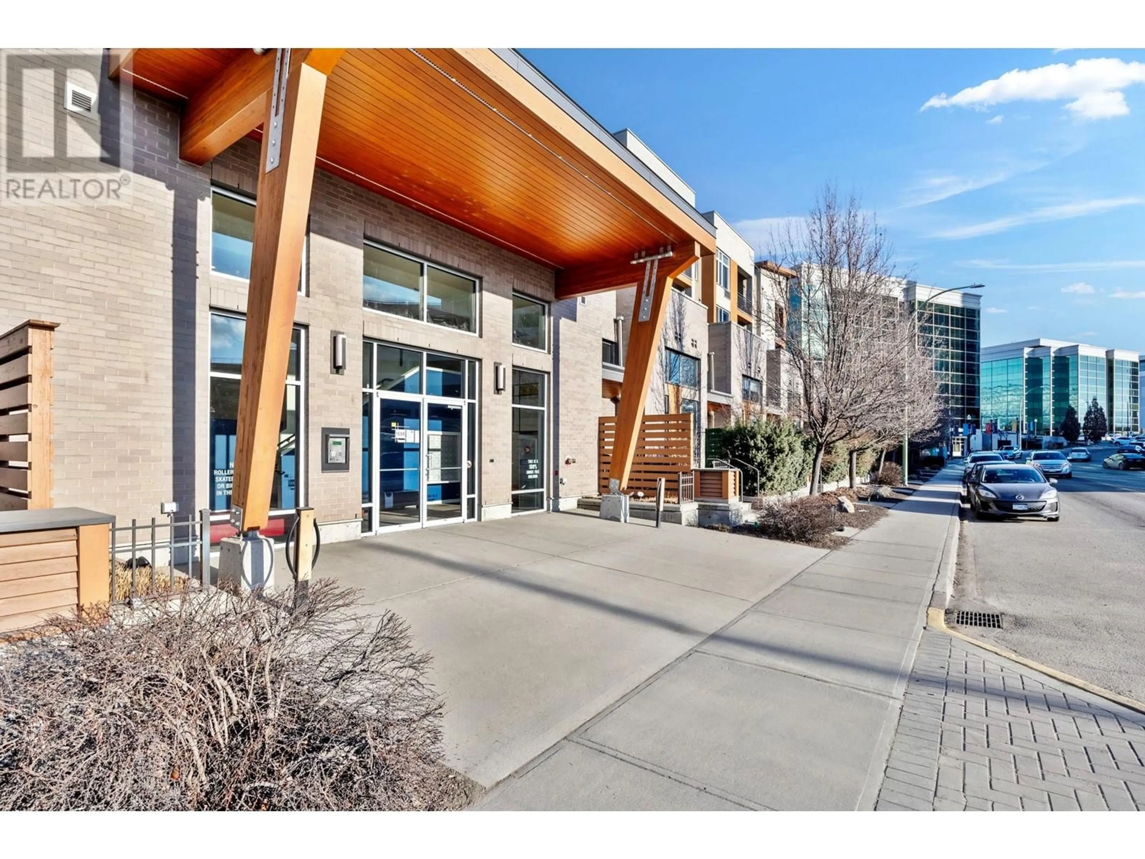 Indoor foyer for 222 - 1550 DICKSON AVENUE, Kelowna British Columbia V1Y9Y8