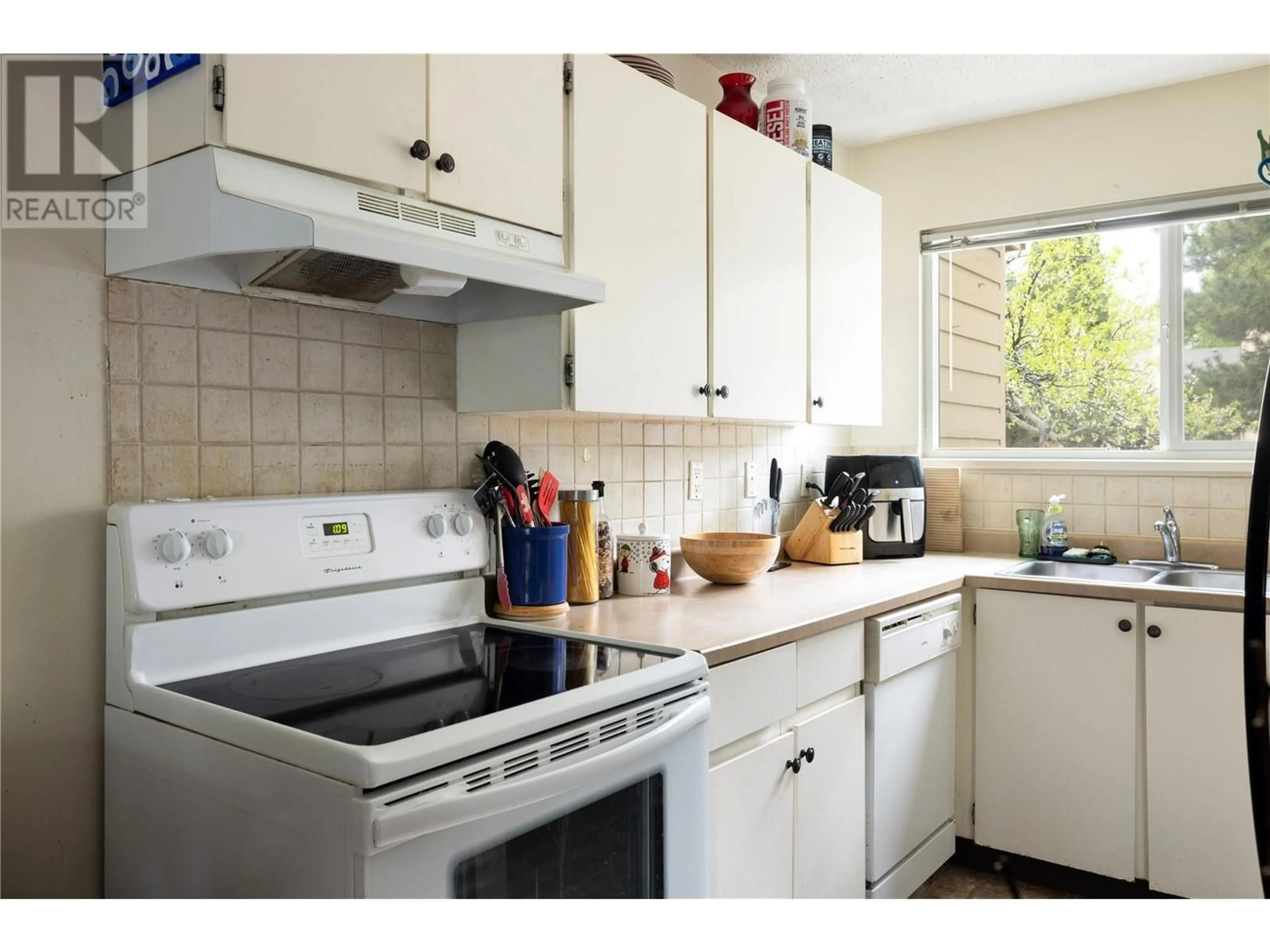Standard kitchen, unknown for 28 - 5300 25 AVENUE, Vernon British Columbia V1T6R4