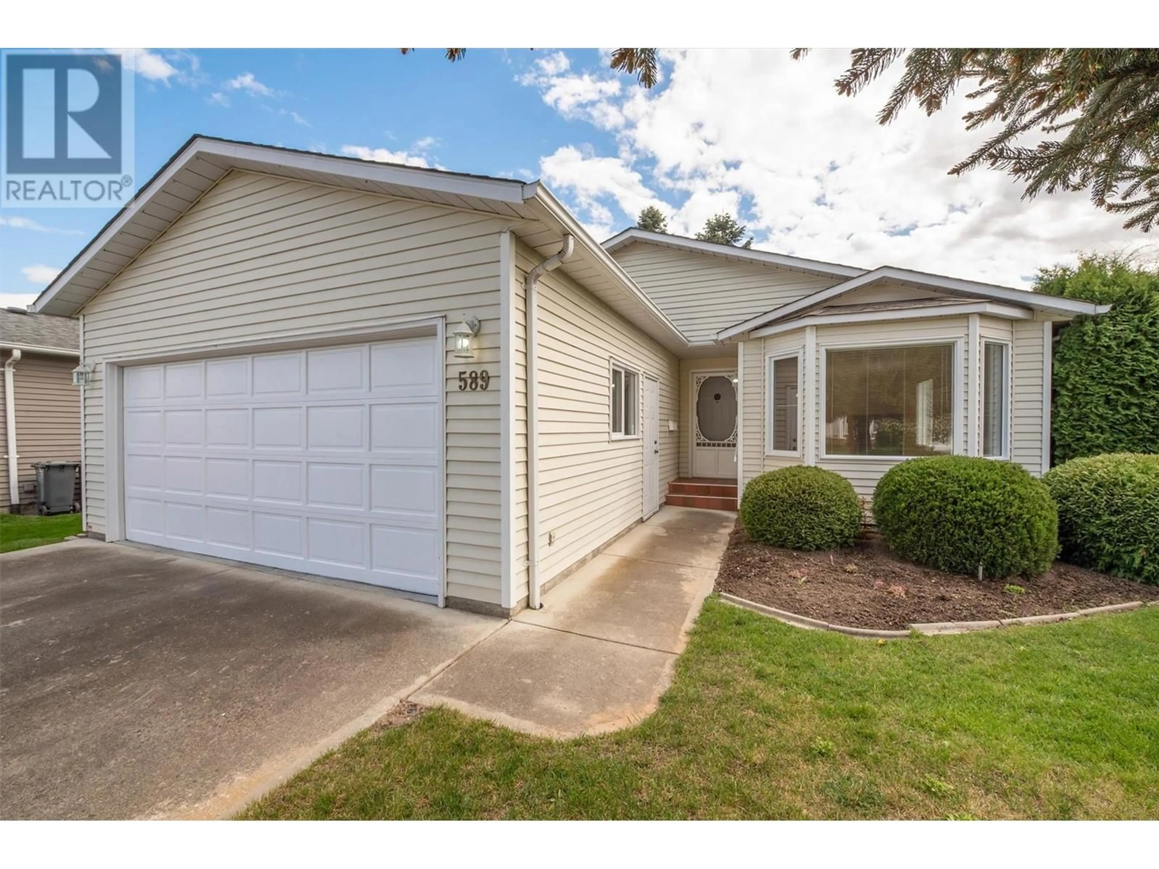Home with vinyl exterior material, street for 589 - 1255 RAYMER AVENUE, Kelowna British Columbia V1W3S3