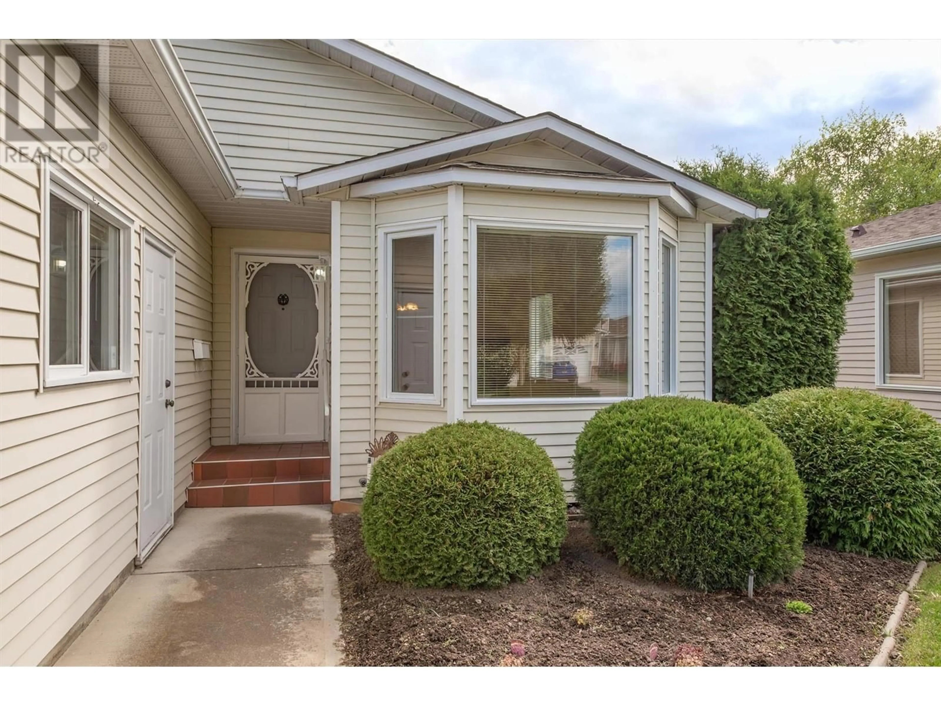 Home with vinyl exterior material, street for 589 - 1255 RAYMER AVENUE, Kelowna British Columbia V1W3S3