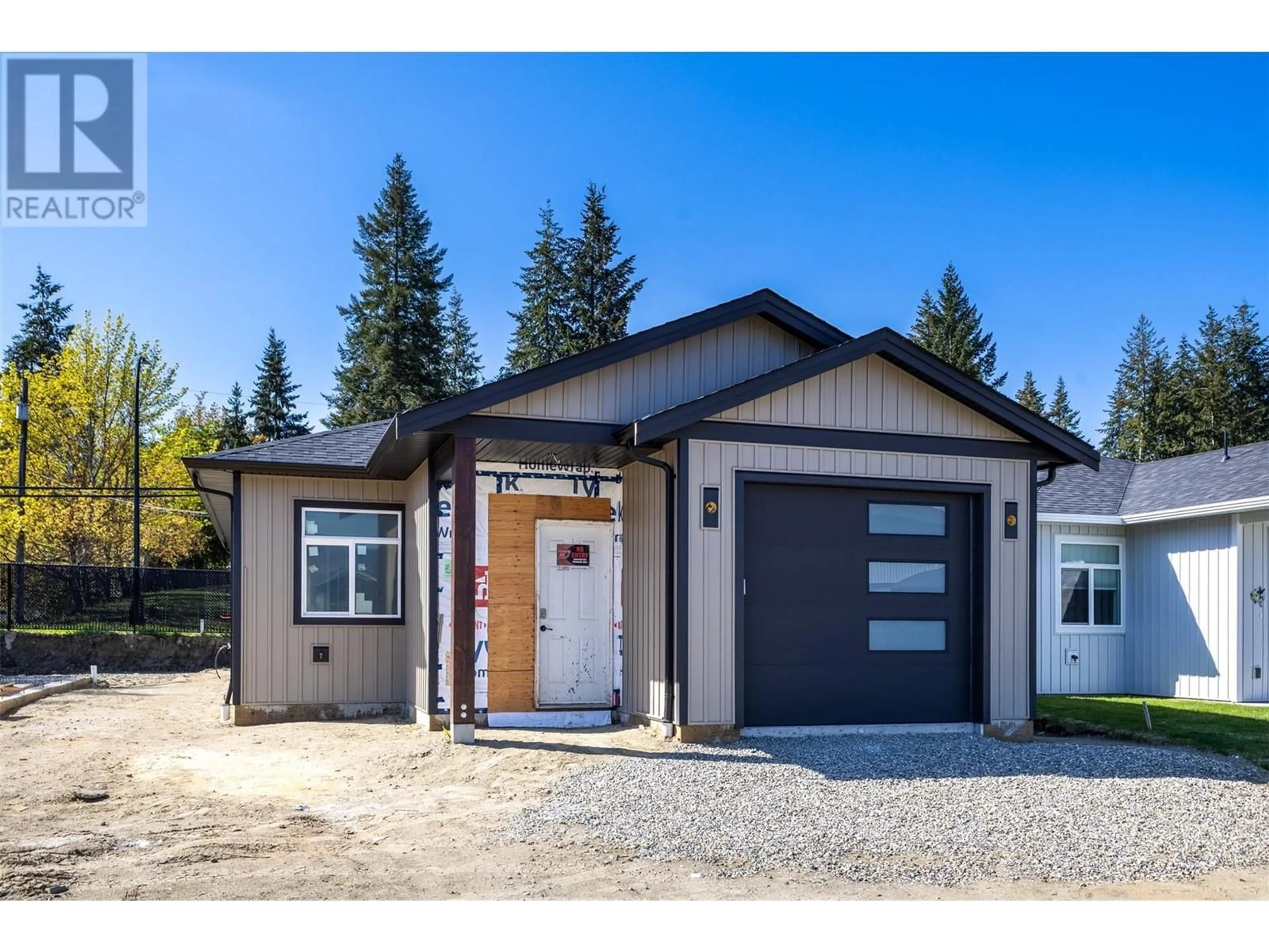 Home with vinyl exterior material, street for 2374 6 AVENUE SOUTHEAST, Salmon Arm British Columbia V1E0H1