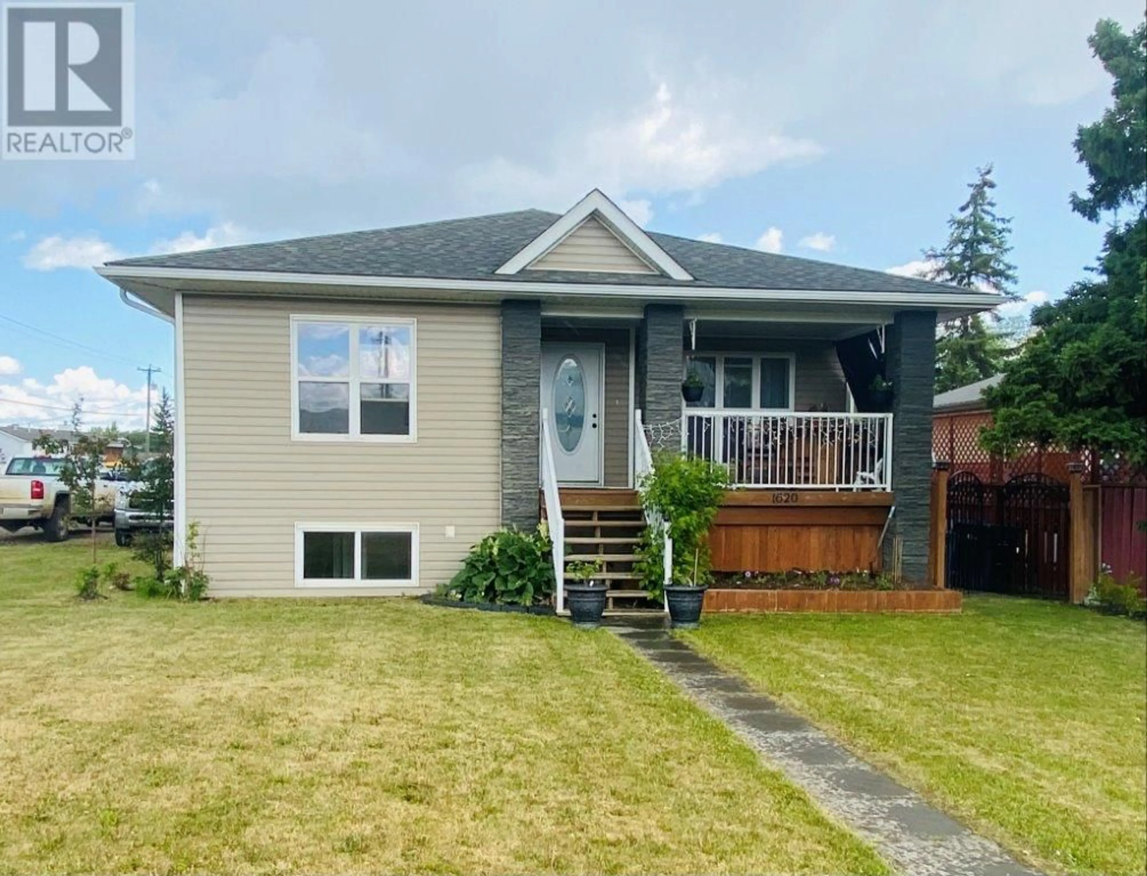 Home with vinyl exterior material, street for 1620 108 AVENUE, Dawson Creek British Columbia V1G2T6