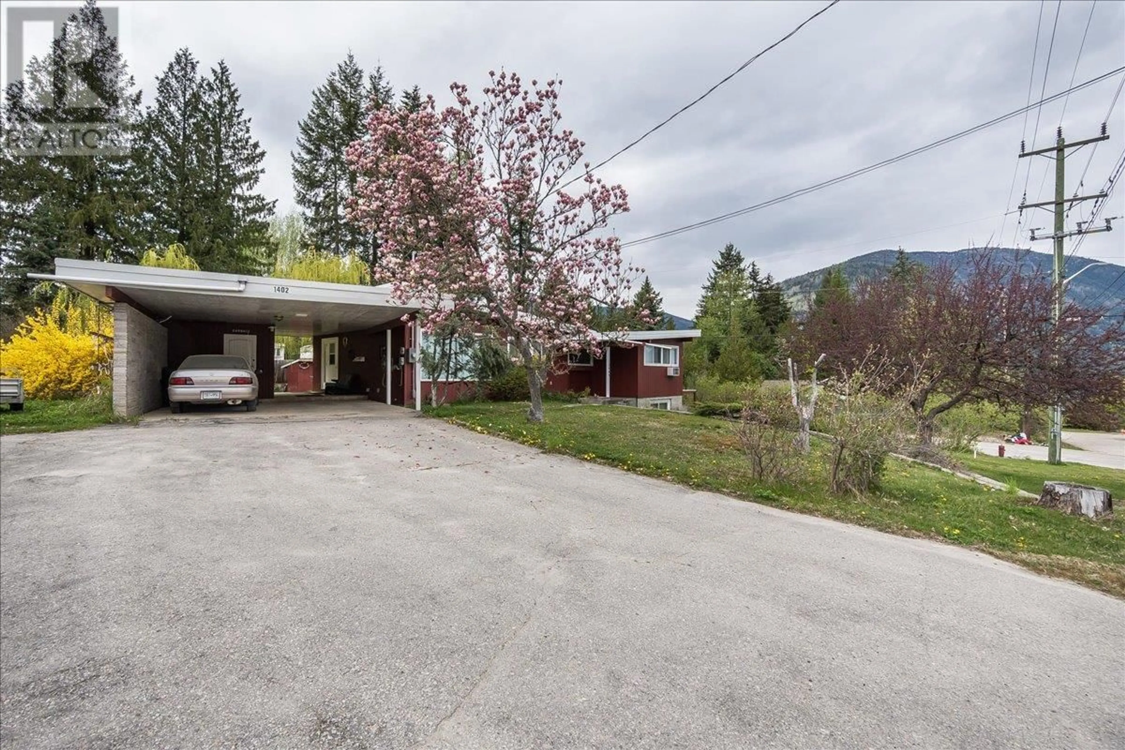A pic from outside/outdoor area/front of a property/back of a property/a pic from drone, mountain view for 1402 CREASE AVENUE, Nelson British Columbia V1L1A2