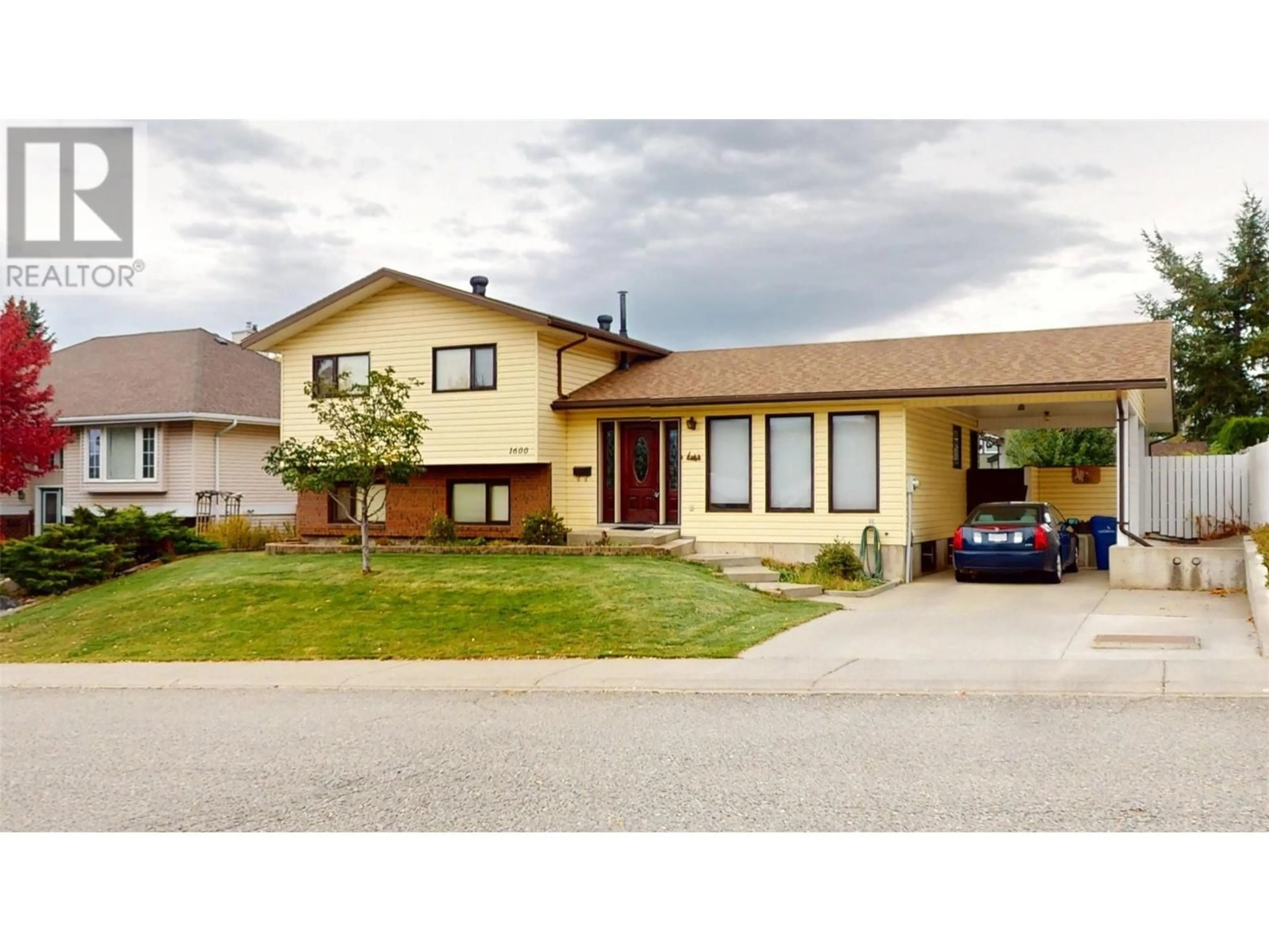 Home with vinyl exterior material, street for 1600 7TH AVENUE SOUTH, Cranbrook British Columbia V1C5V4