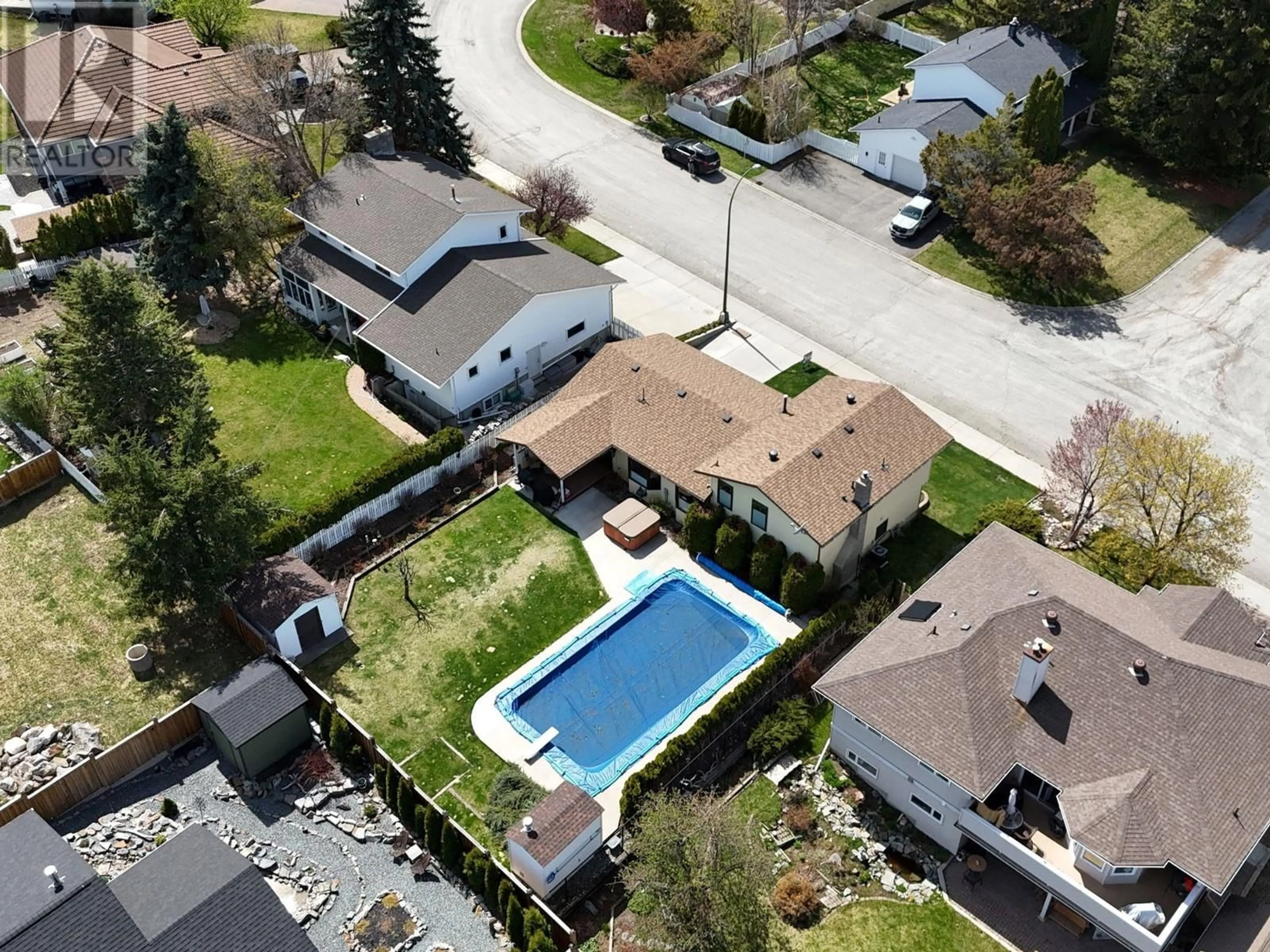 A pic from outside/outdoor area/front of a property/back of a property/a pic from drone, street for 1600 7TH AVENUE SOUTH, Cranbrook British Columbia V1C5V4
