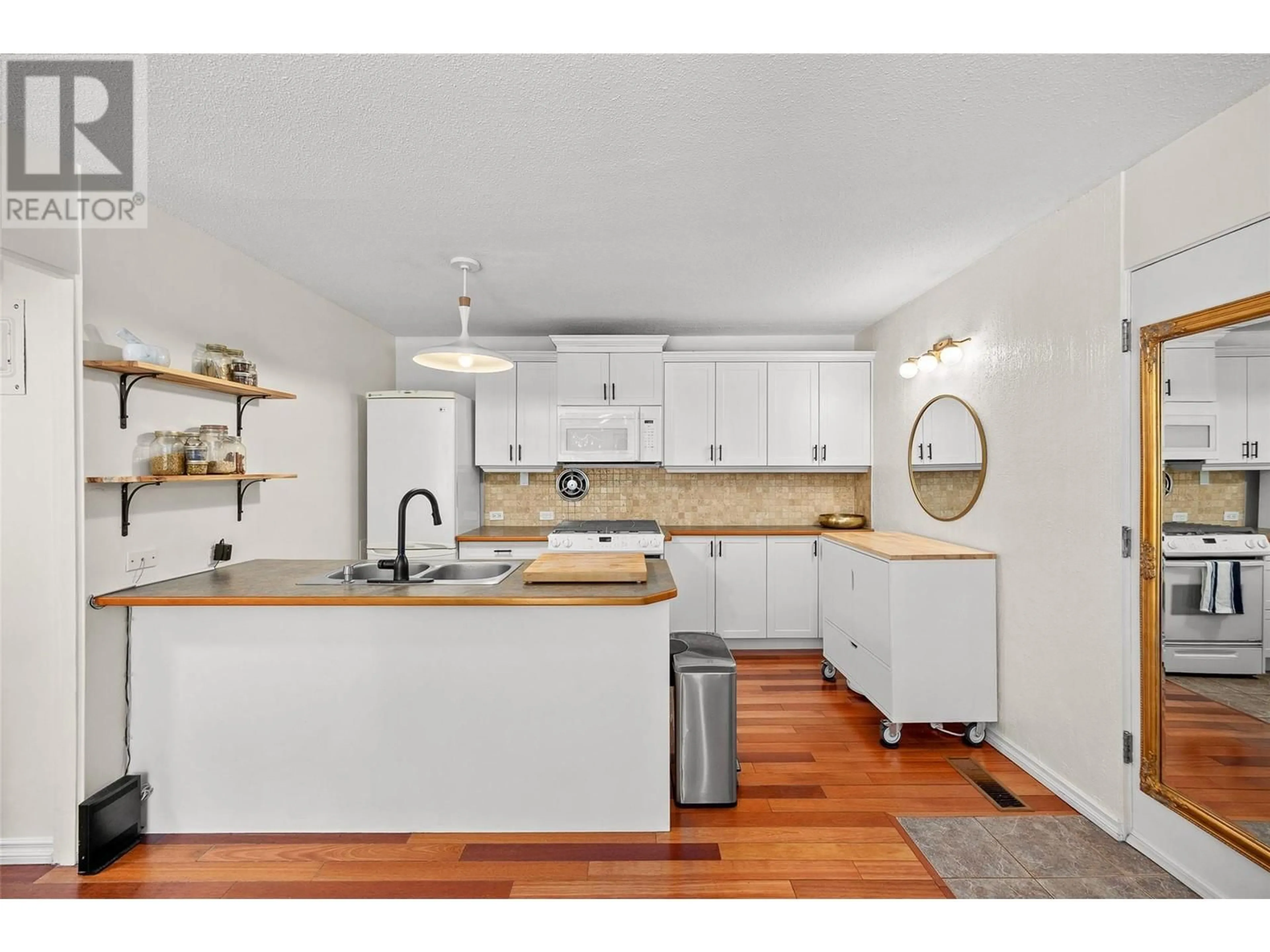 Open concept kitchen, wood/laminate floor for 6 - 353 BOYCE CRESCENT, Kelowna British Columbia V1Y5Z7