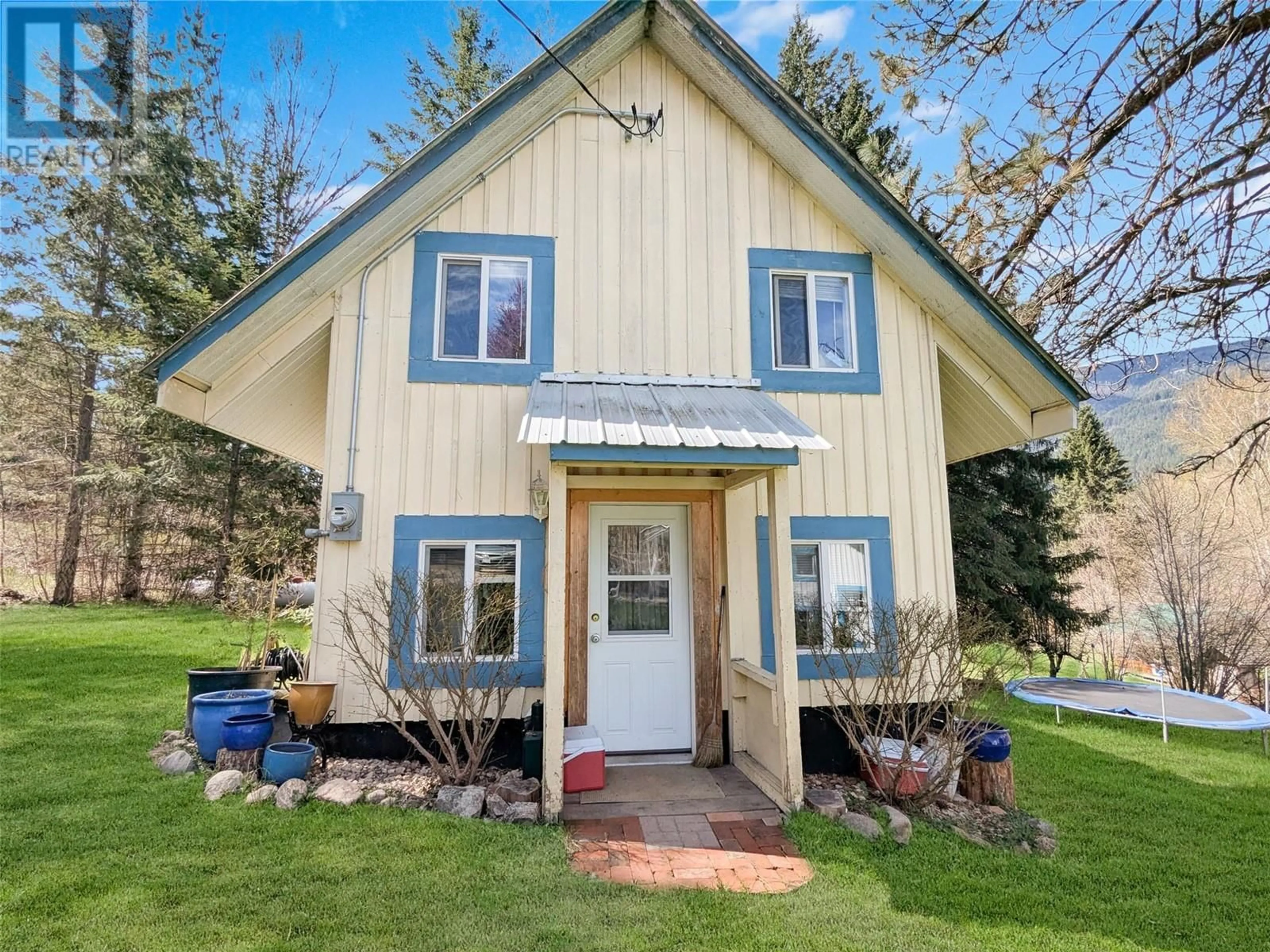Home with vinyl exterior material, street for 6685 6 HIGHWAY, Appledale British Columbia V0G2J0