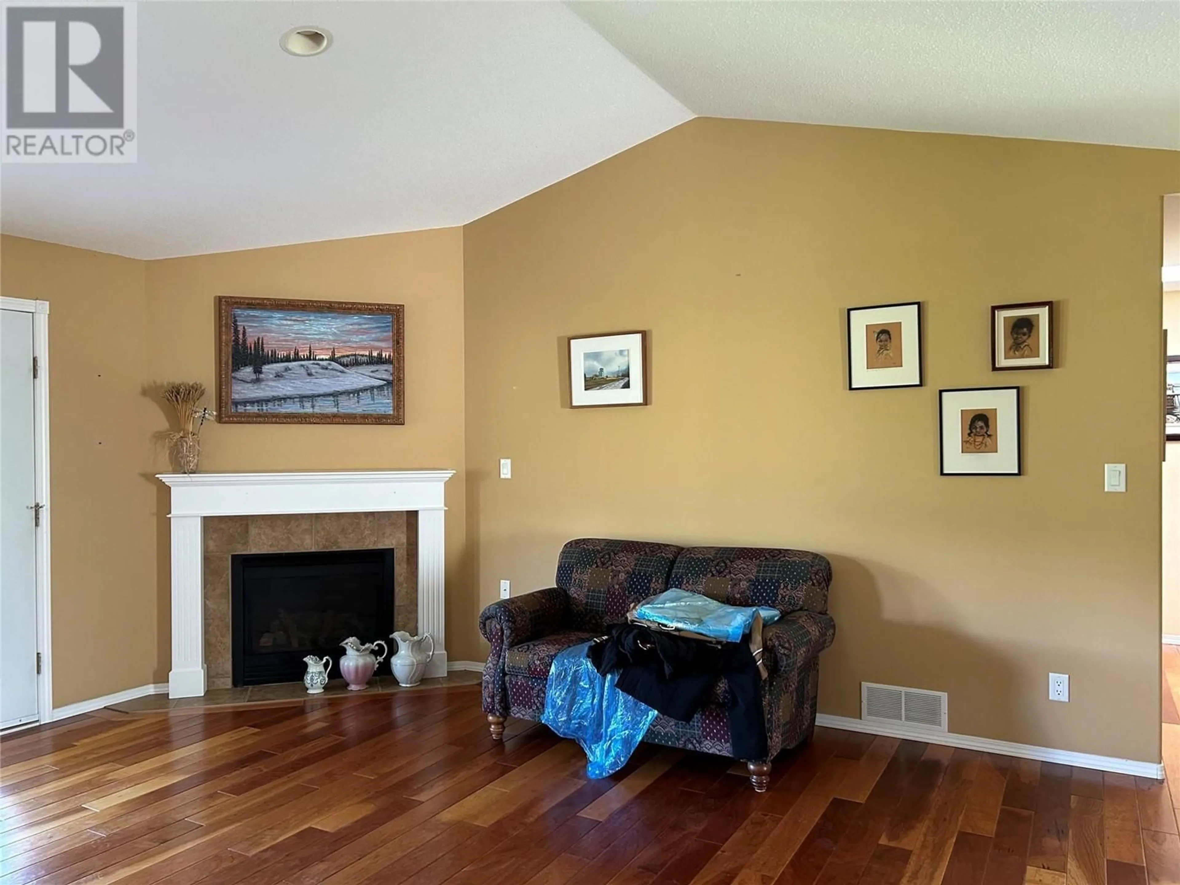 Living room with furniture, wood/laminate floor for 684 6 STREET, Vernon British Columbia V1H1Z1