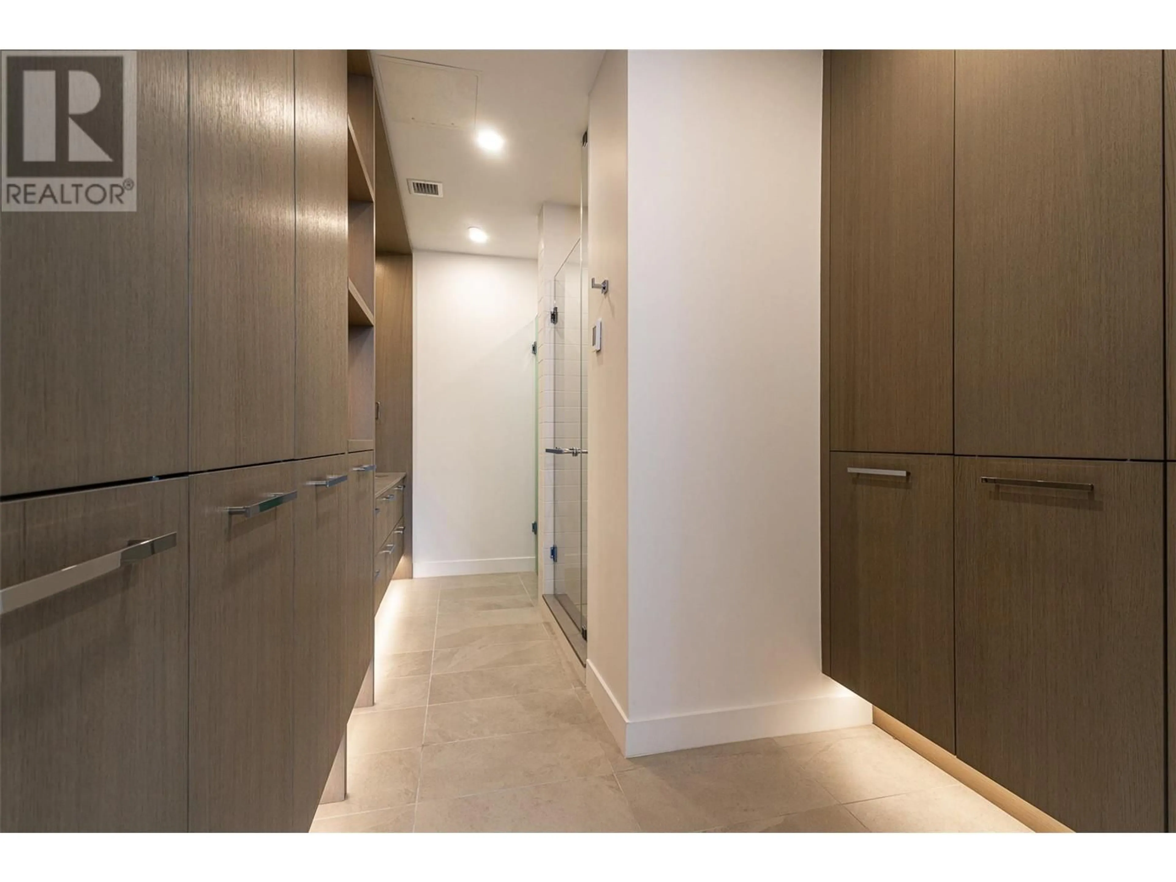 Indoor foyer for 312 - 3389 LAKESHORE ROAD, Kelowna British Columbia V1W0G5