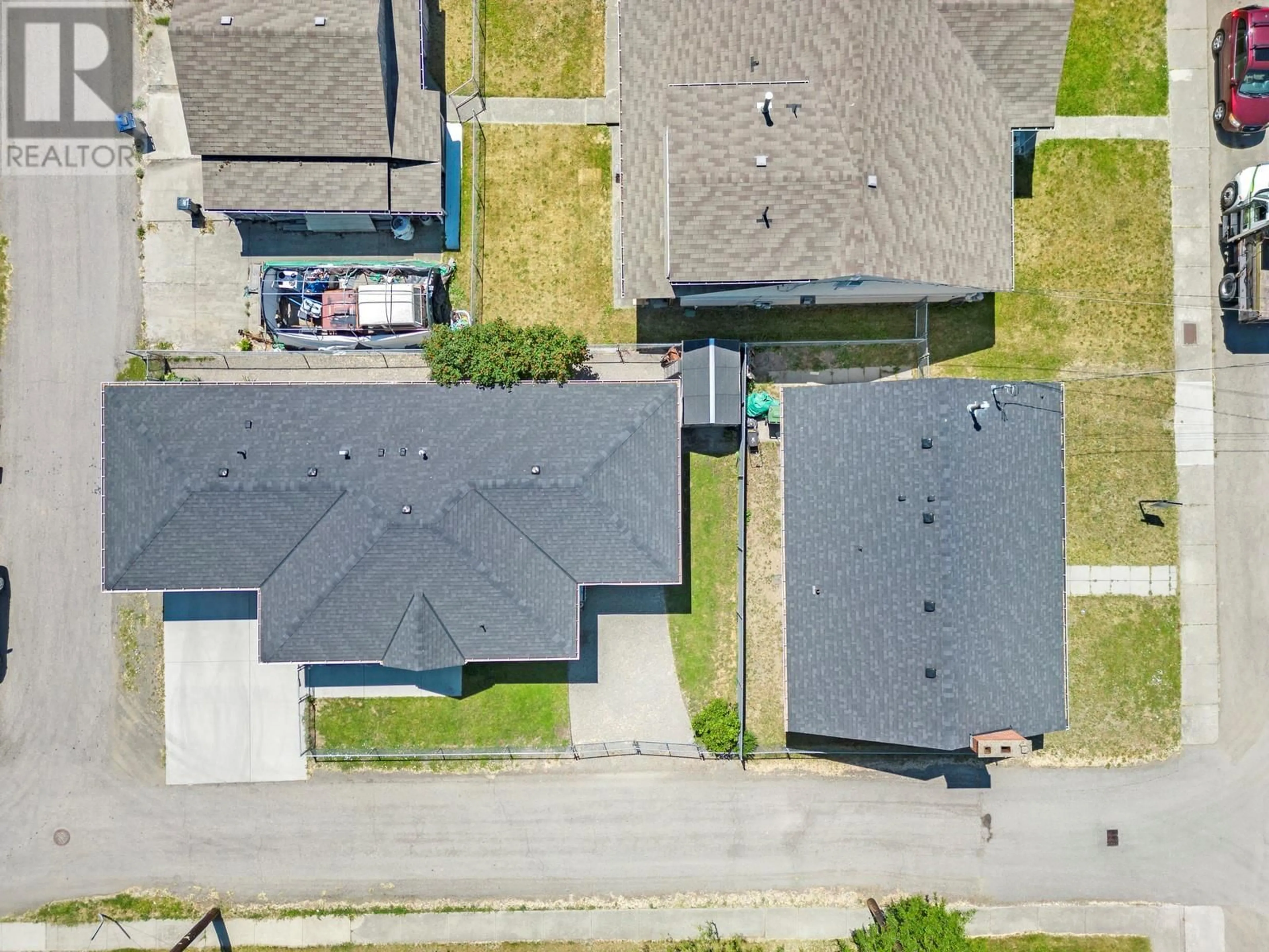 A pic from outside/outdoor area/front of a property/back of a property/a pic from drone, street for 875-877 JONES STREET, Kelowna British Columbia V1Y2S6