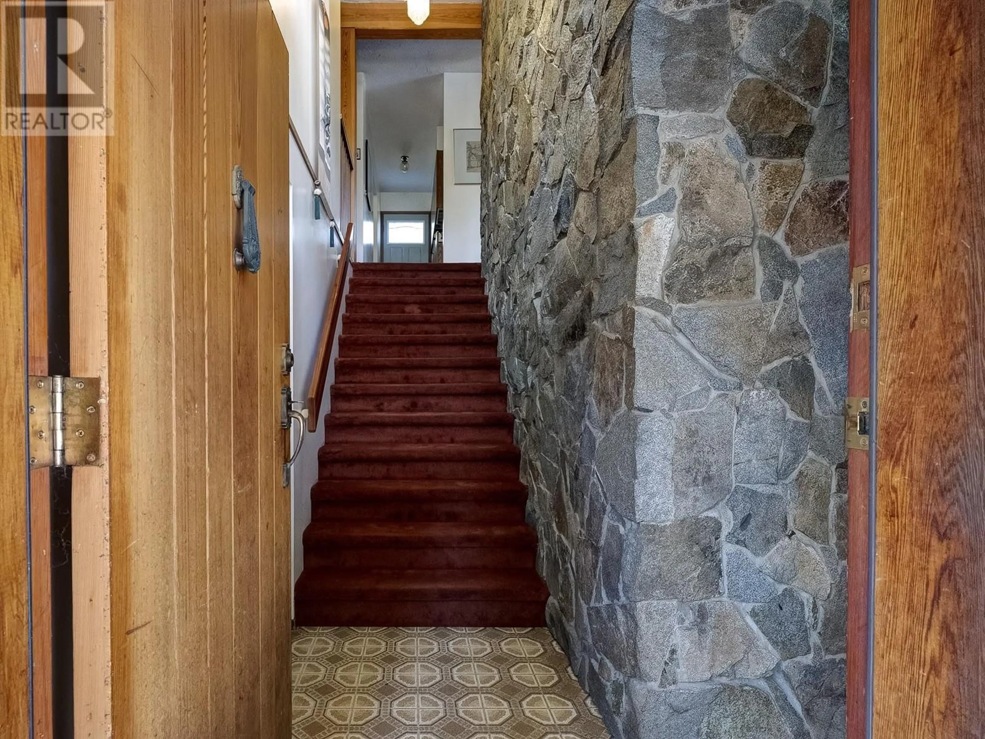 Indoor foyer for 1750 PHOENIX AVENUE, Rossland British Columbia V0G1Y0
